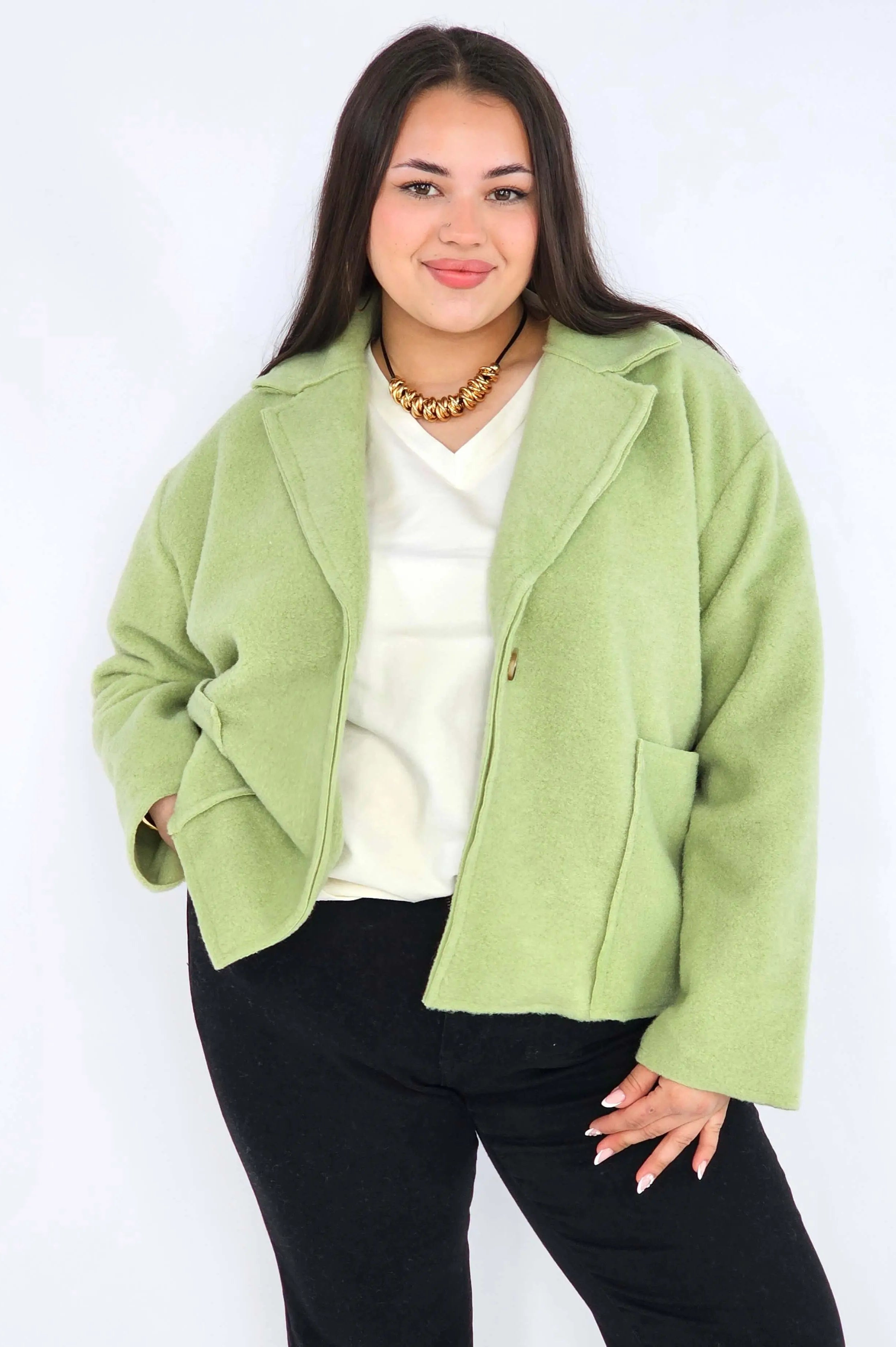 Kurtka plus size o krótkim kroju z kołnierzem i kieszeniami Stylowa XL