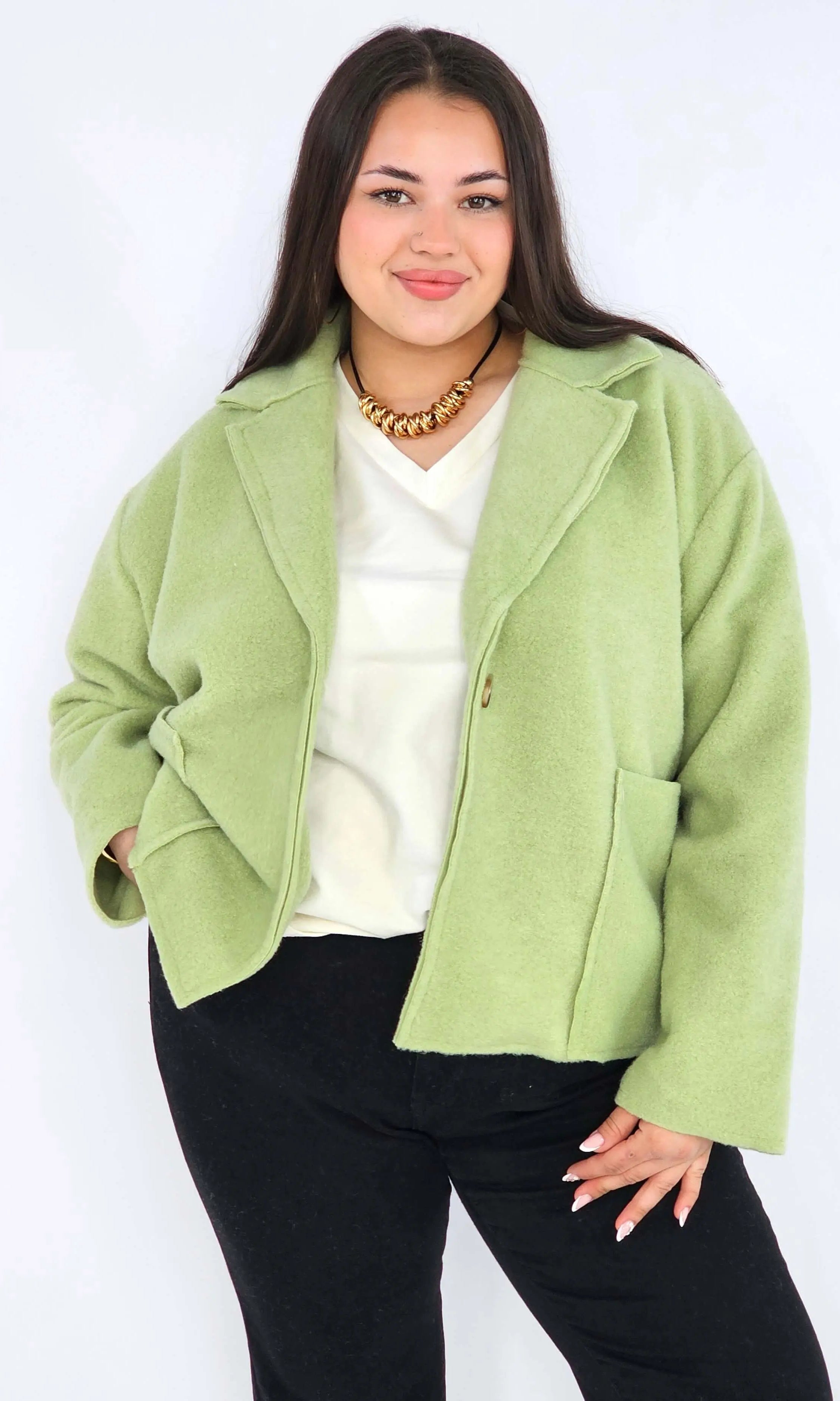 Kurtka plus size o krótkim kroju z kołnierzem i kieszeniami Stylowa XL