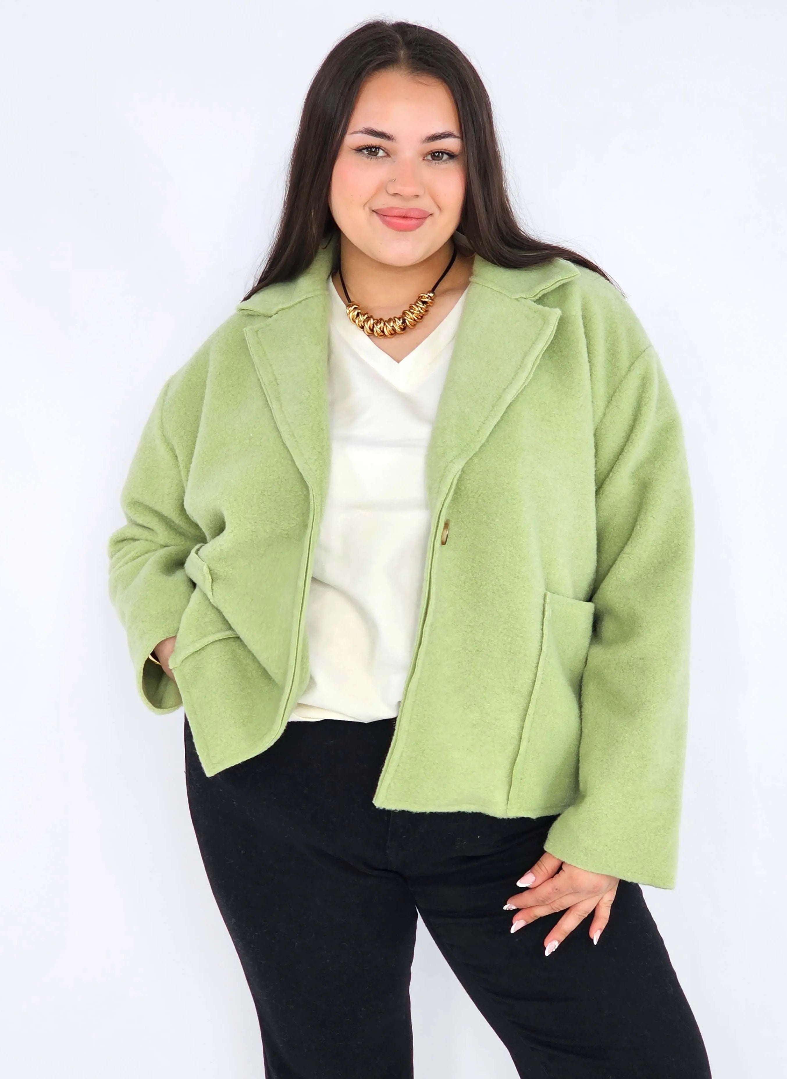 Kurtka plus size o krótkim kroju z kołnierzem i kieszeniami Stylowa XL