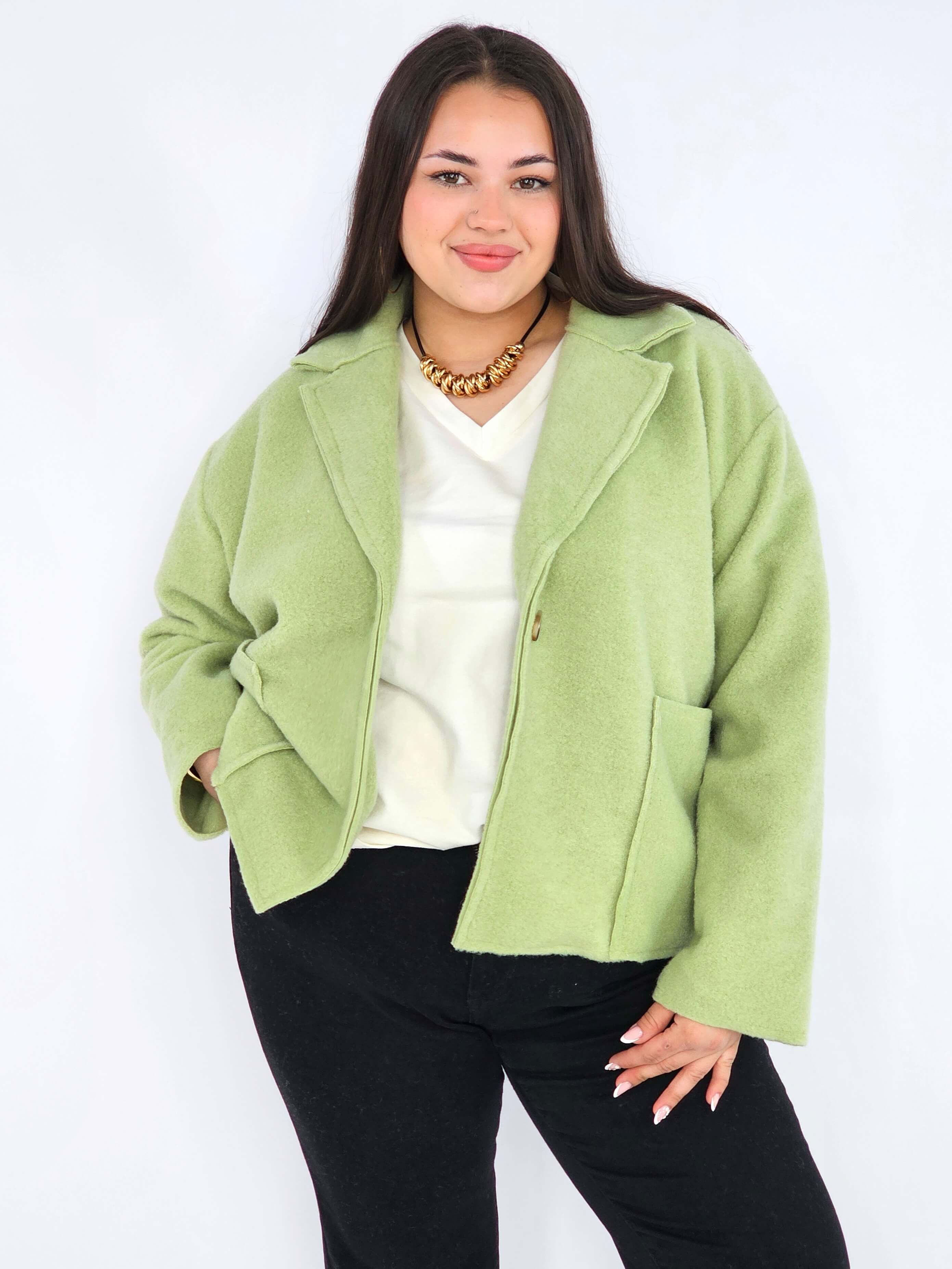 Kurtka plus size o krótkim kroju z kołnierzem i kieszeniami Stylowa XL