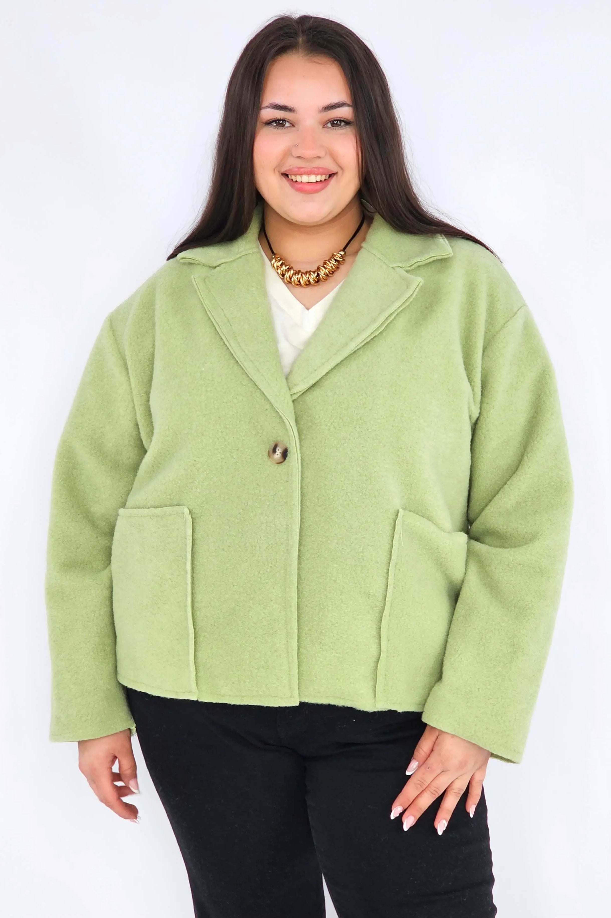 Kurtka plus size o krótkim kroju z kołnierzem i kieszeniami Stylowa XL