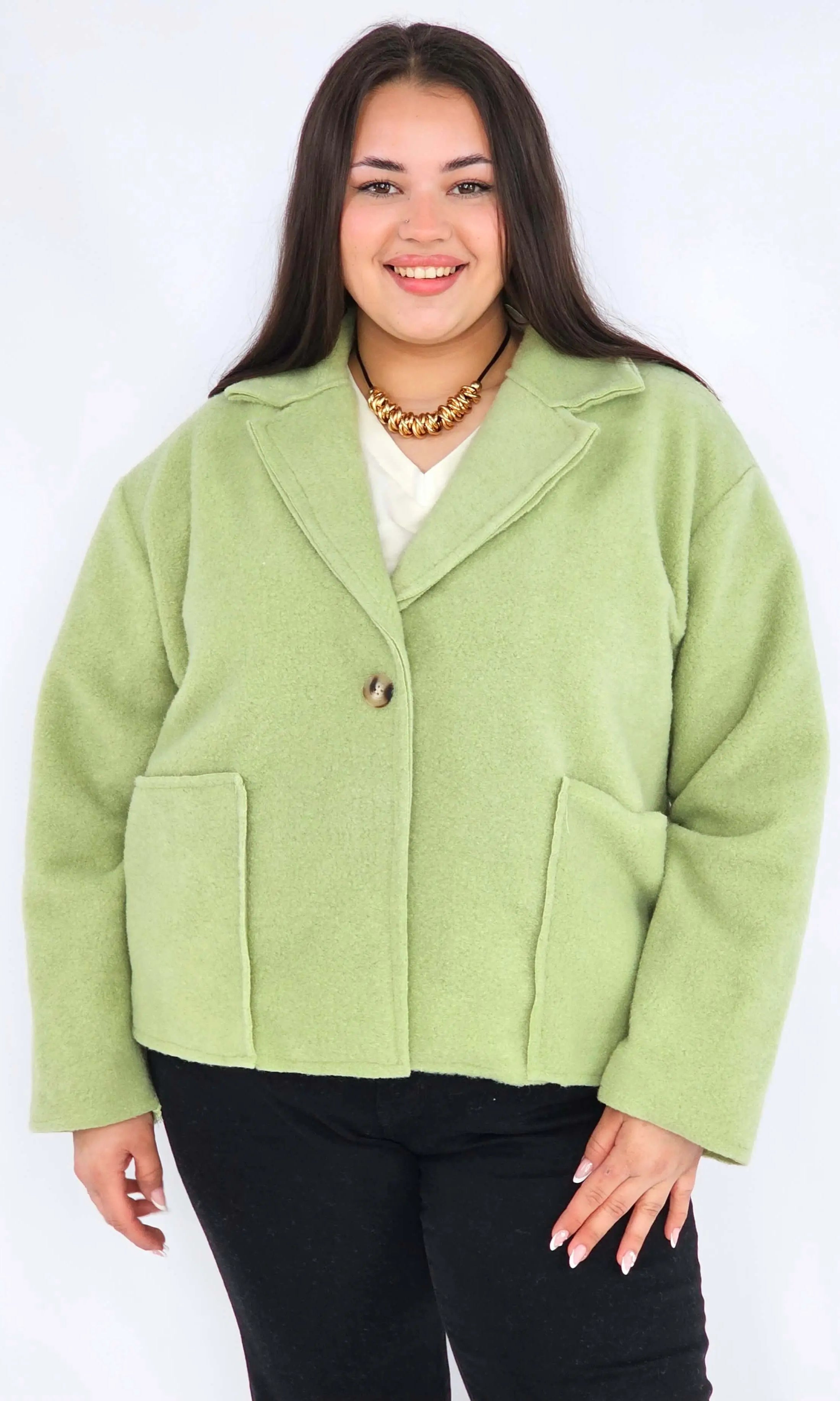 Kurtka plus size o krótkim kroju z kołnierzem i kieszeniami Stylowa XL