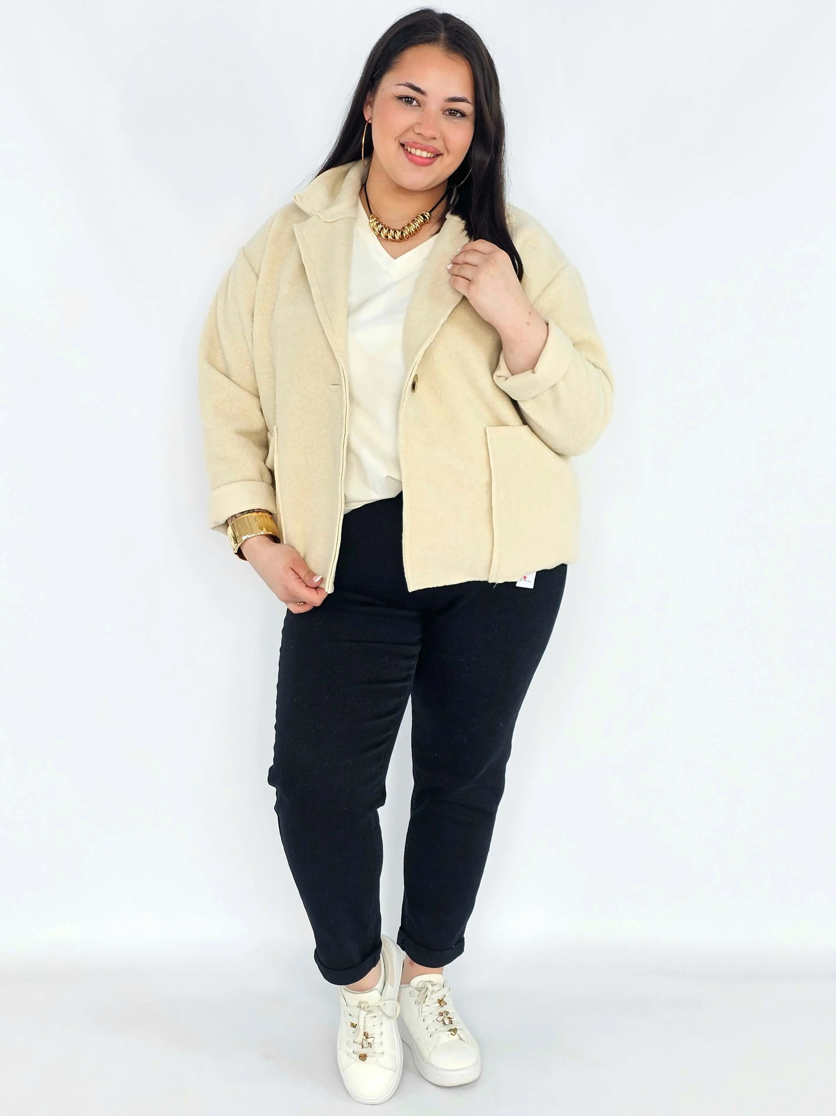 Kurtka plus size o krótkim kroju z kołnierzem i kieszeniami Stylowa XL