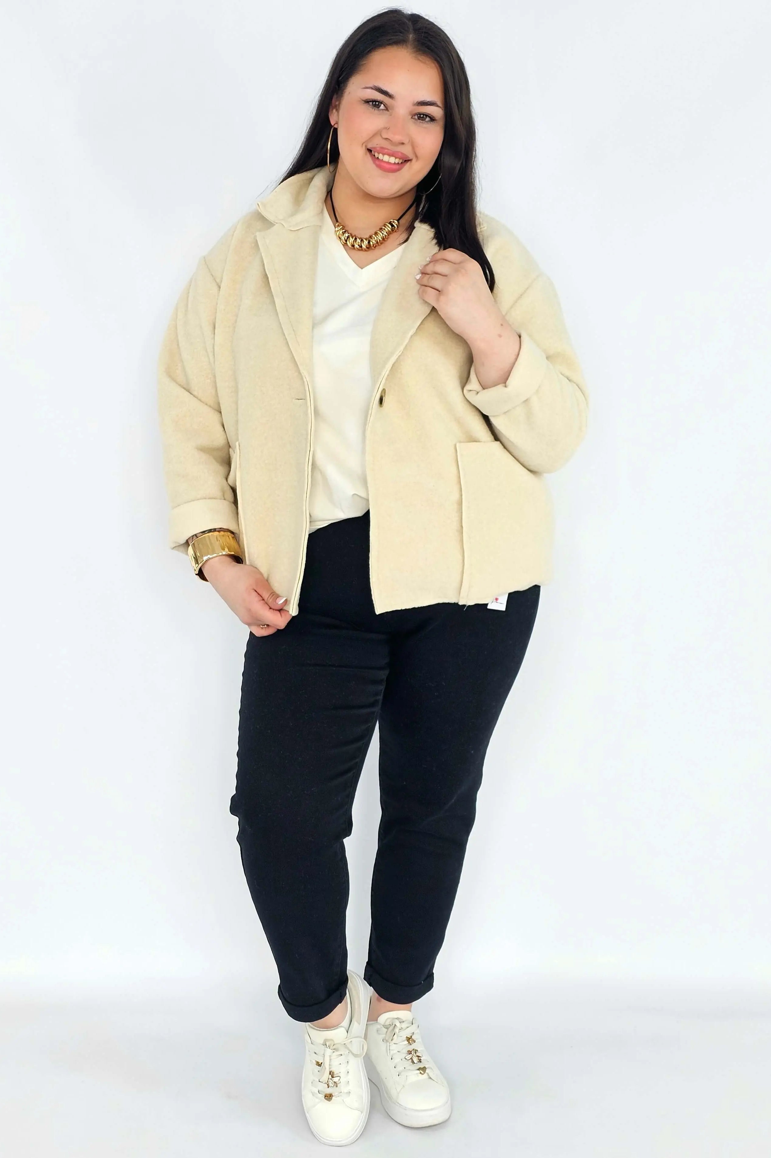 Kurtka plus size o krótkim kroju z kołnierzem i kieszeniami Stylowa XL