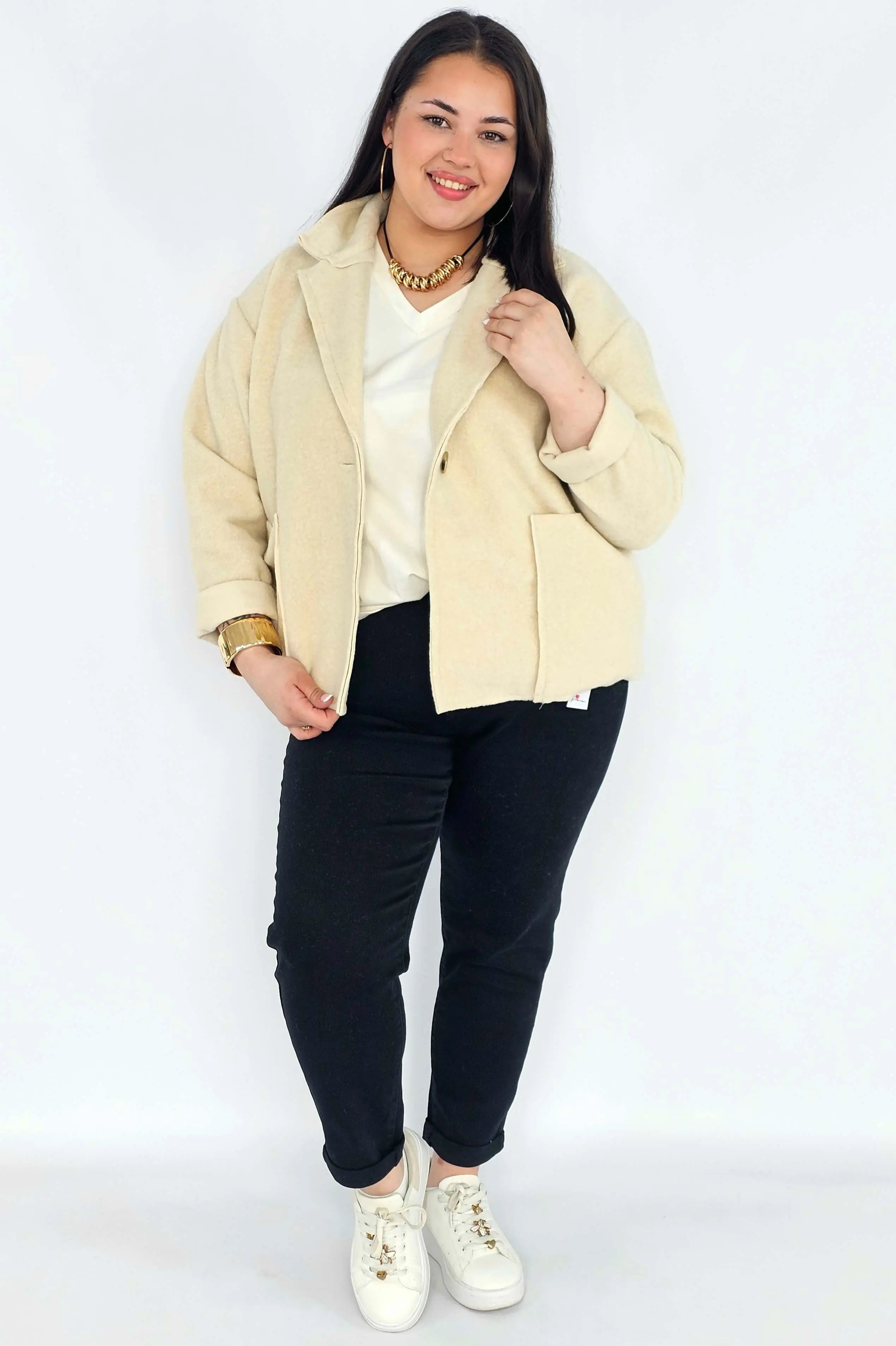 Kurtka plus size o krótkim kroju z kołnierzem i kieszeniami Stylowa XL