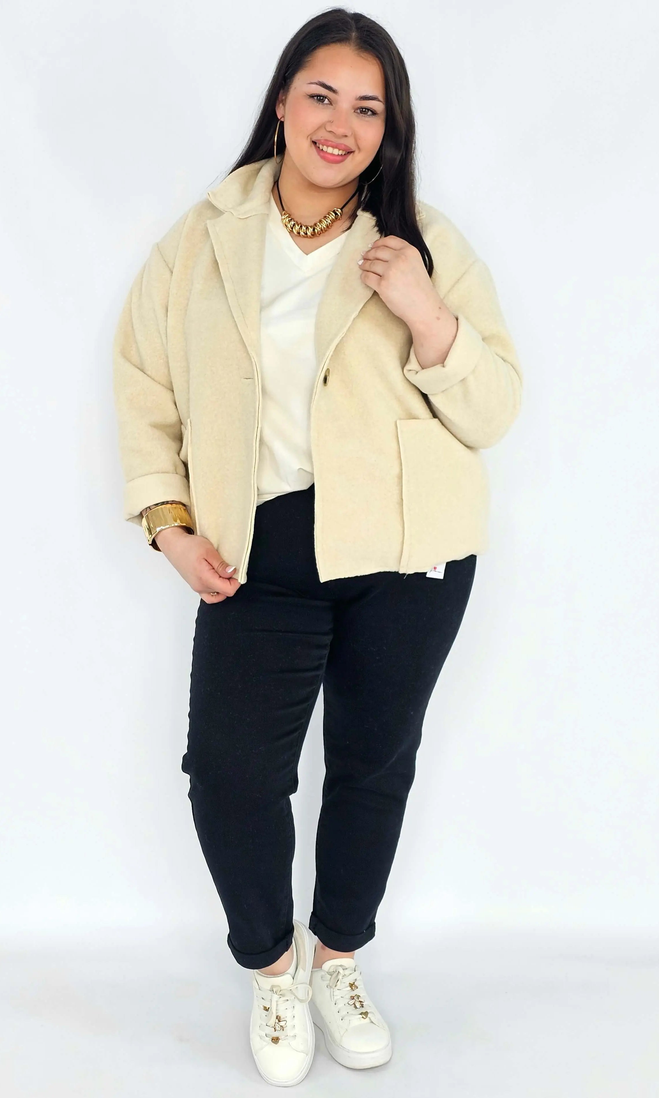 Kurtka plus size o krótkim kroju z kołnierzem i kieszeniami Stylowa XL