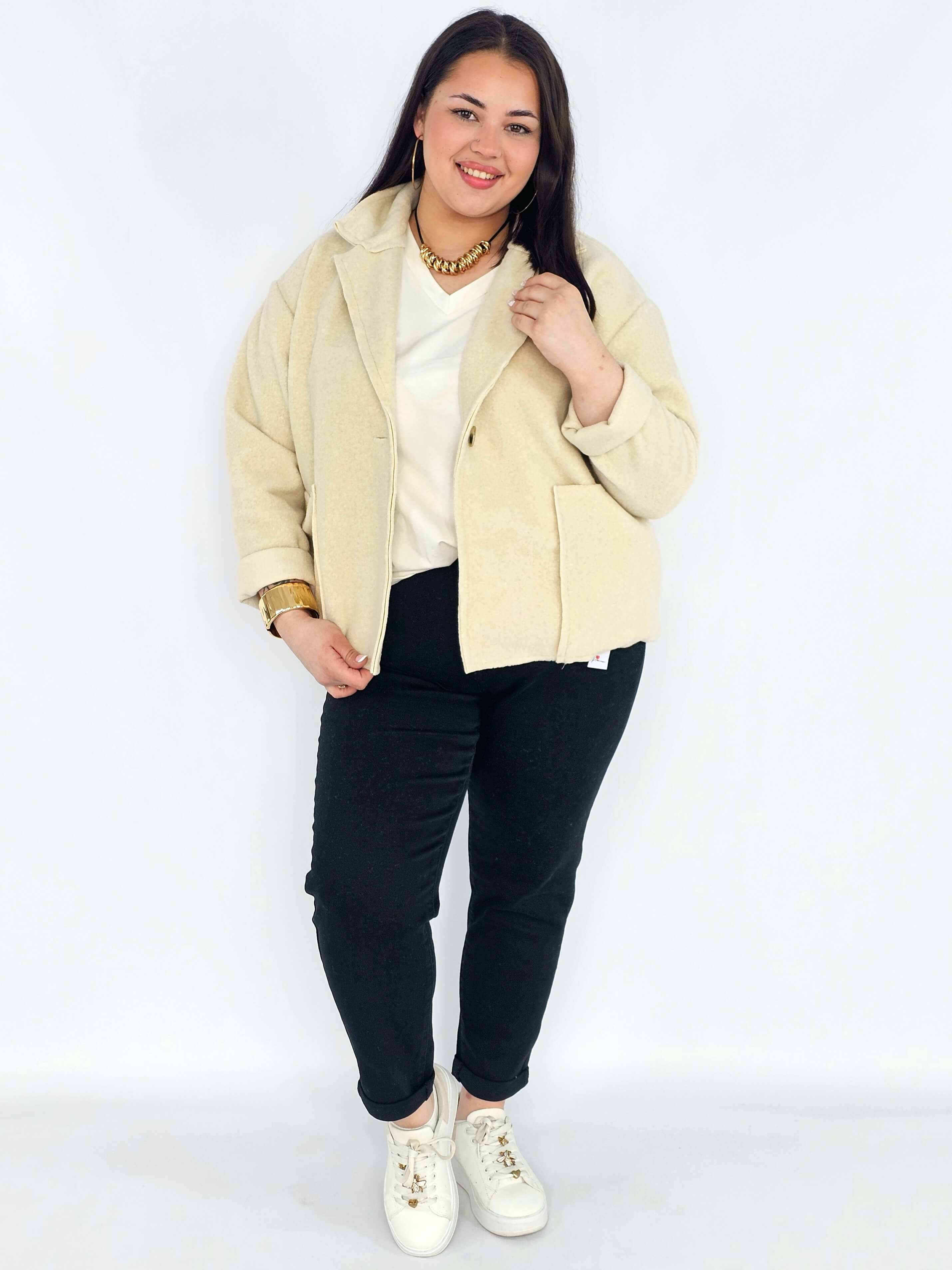 Kurtka plus size o krótkim kroju z kołnierzem i kieszeniami Stylowa XL