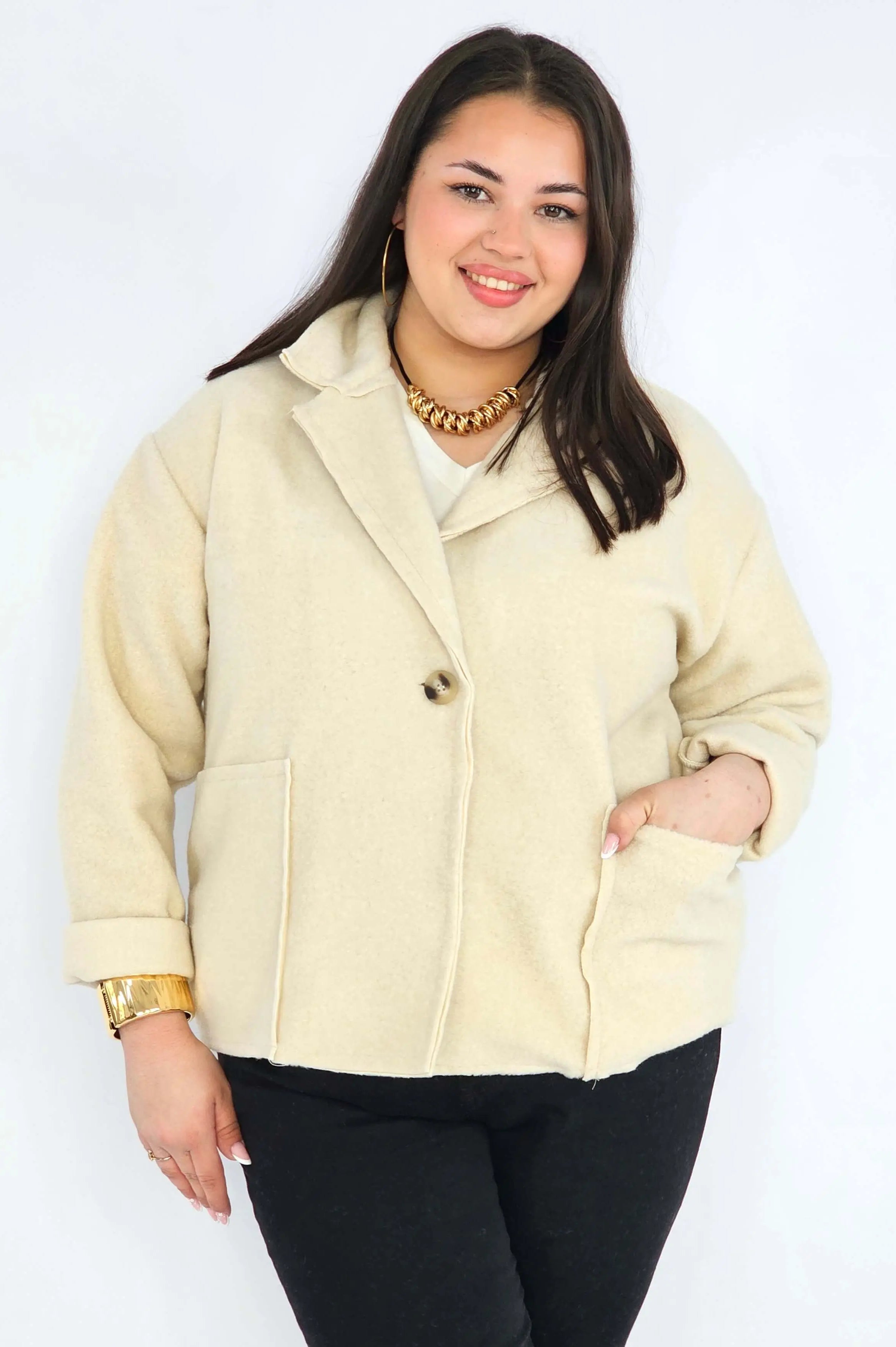 Kurtka plus size o krótkim kroju z kołnierzem i kieszeniami Stylowa XL