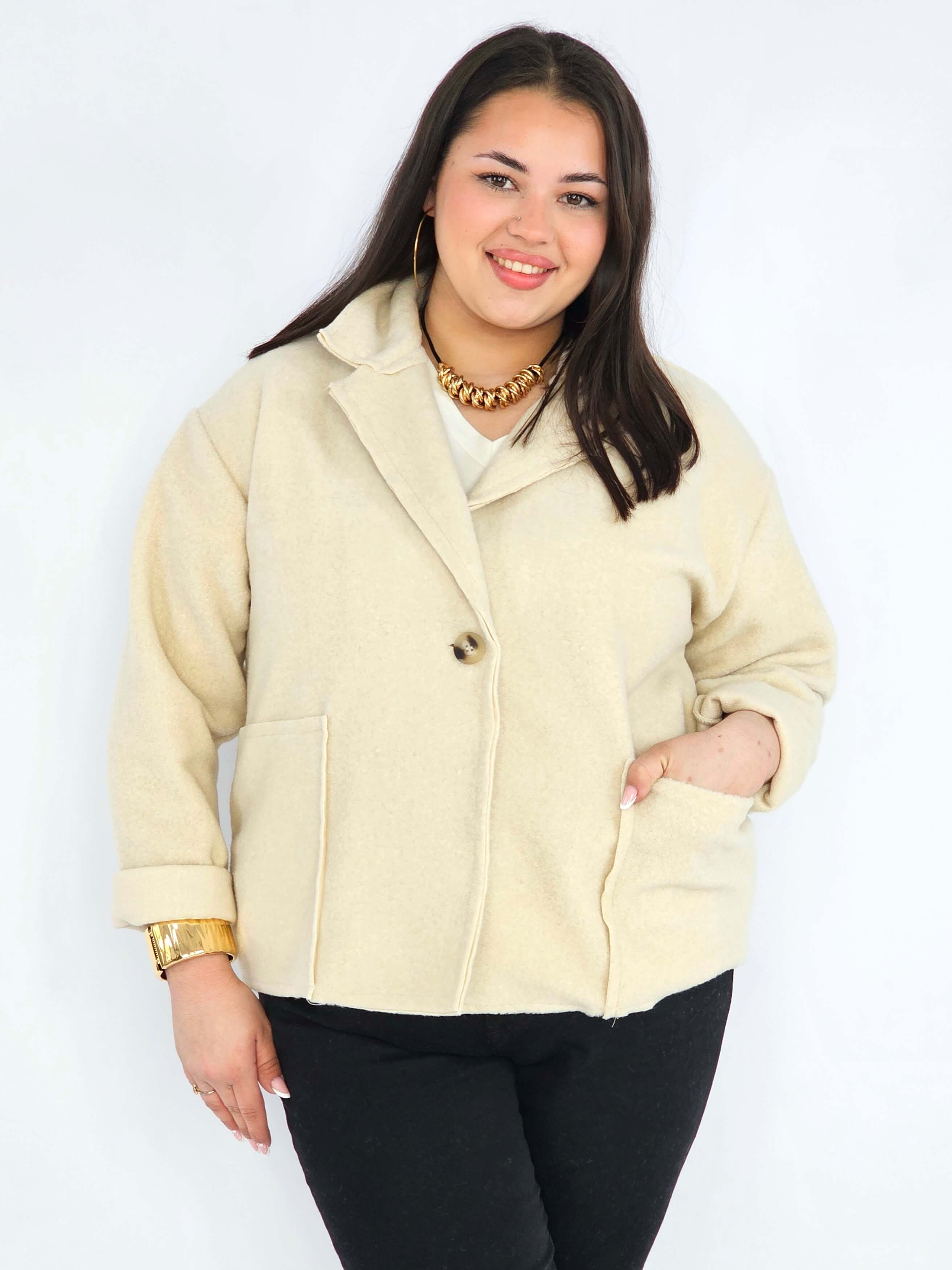 Kurtka plus size o krótkim kroju z kołnierzem i kieszeniami Stylowa XL