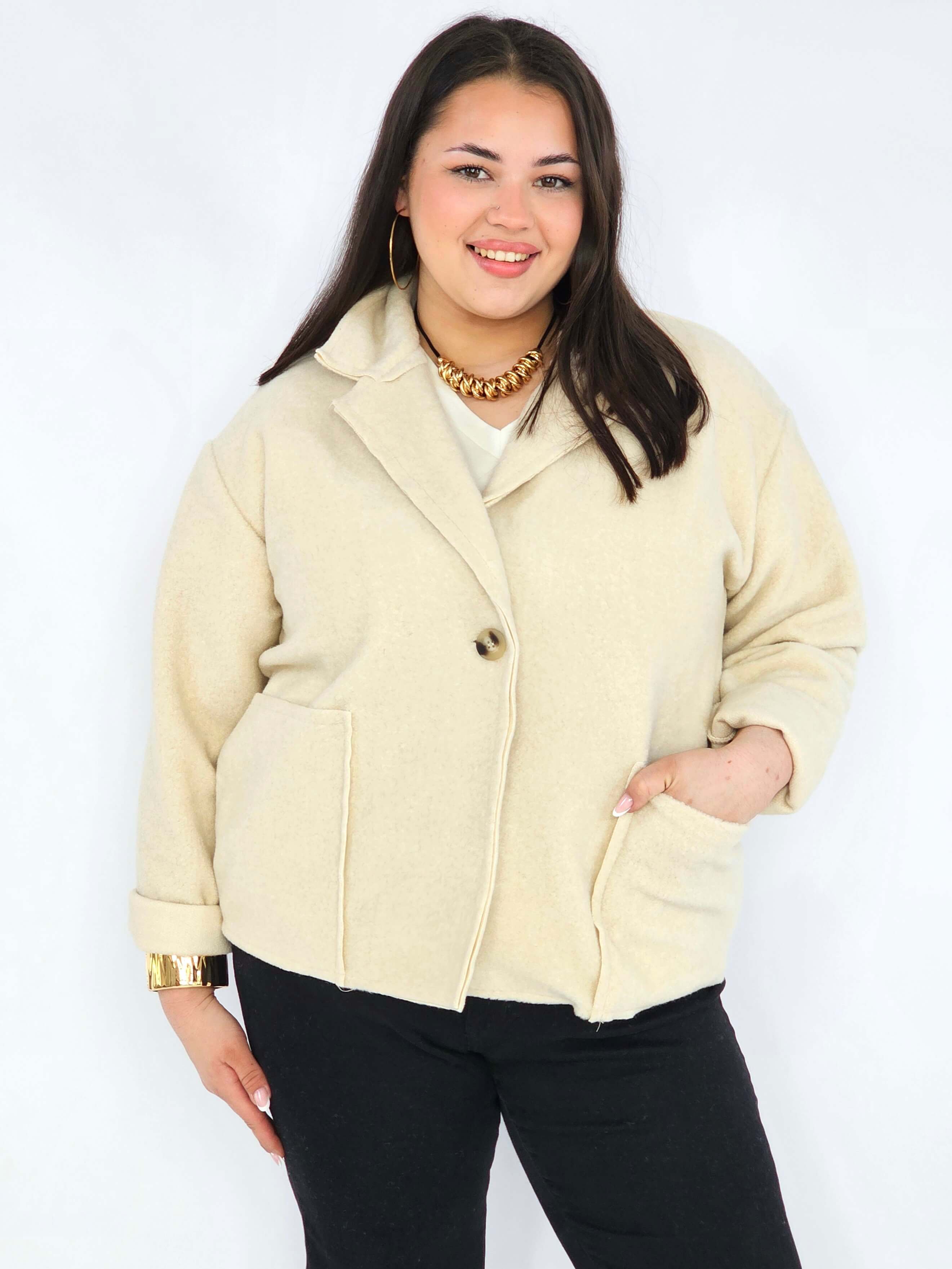 Kurtka plus size o krótkim kroju z kołnierzem i kieszeniami Stylowa XL