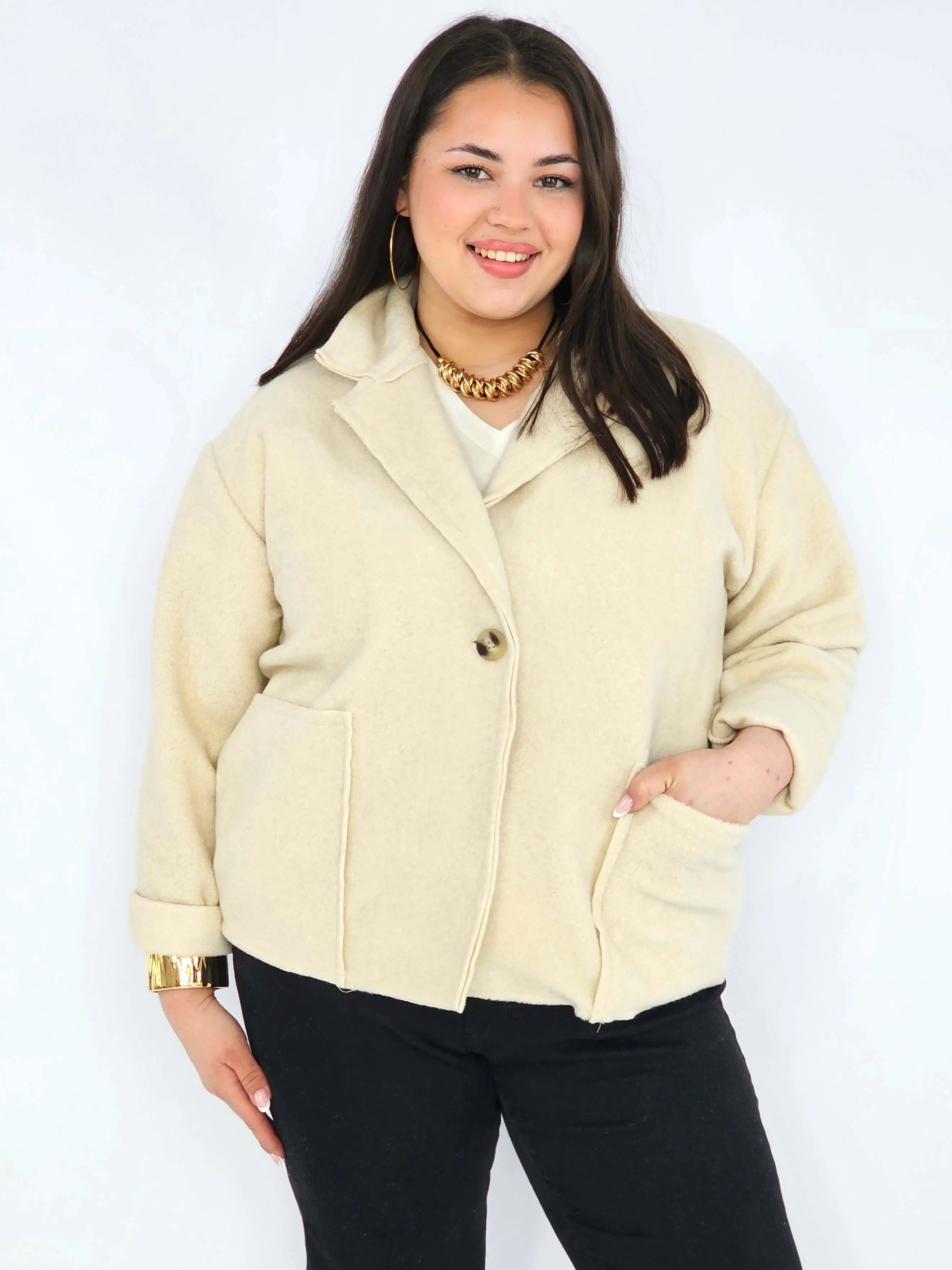 Kurtka plus size o krótkim kroju z kołnierzem i kieszeniami Stylowa XL
