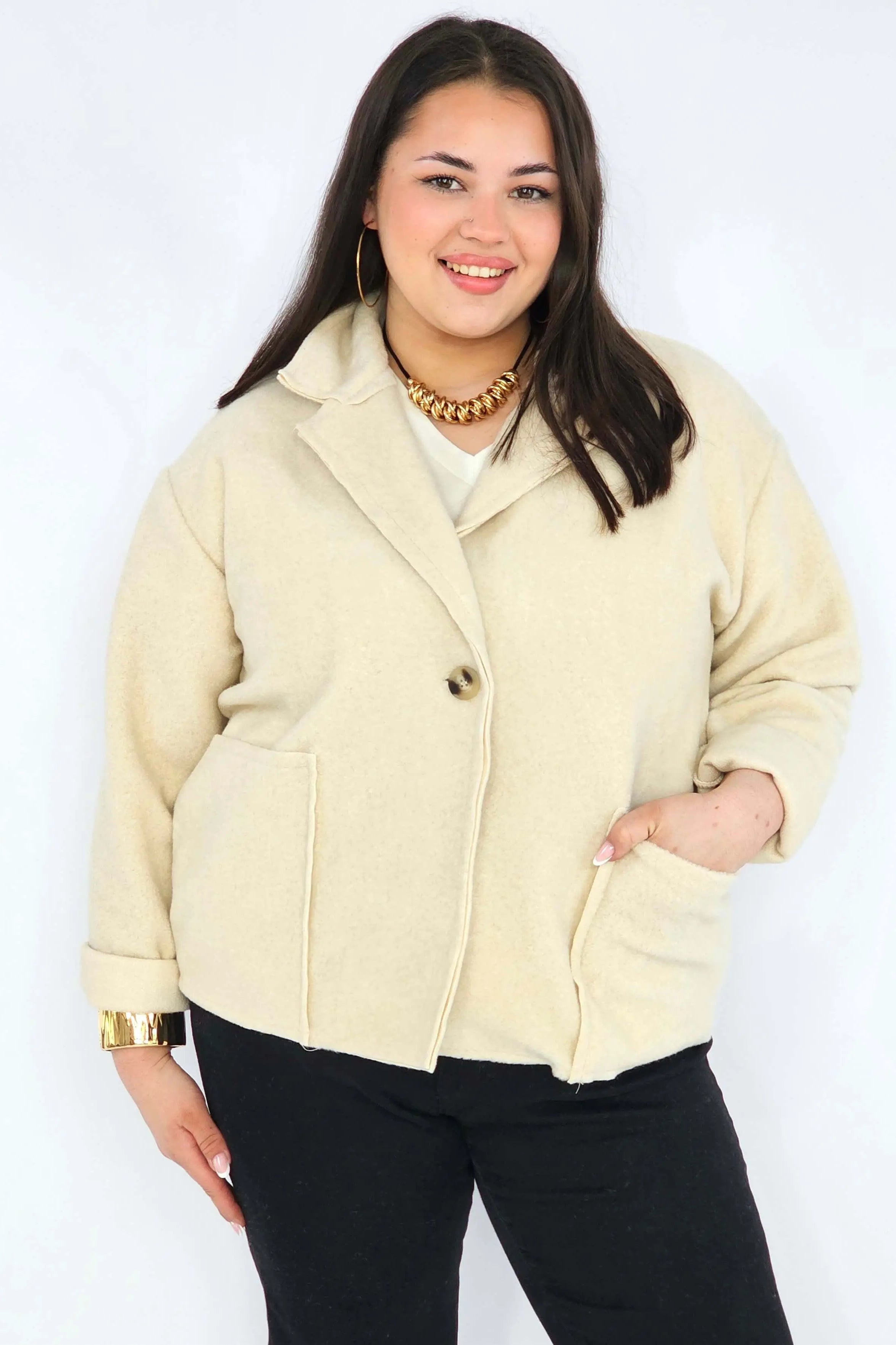 Kurtka plus size o krótkim kroju z kołnierzem i kieszeniami Stylowa XL