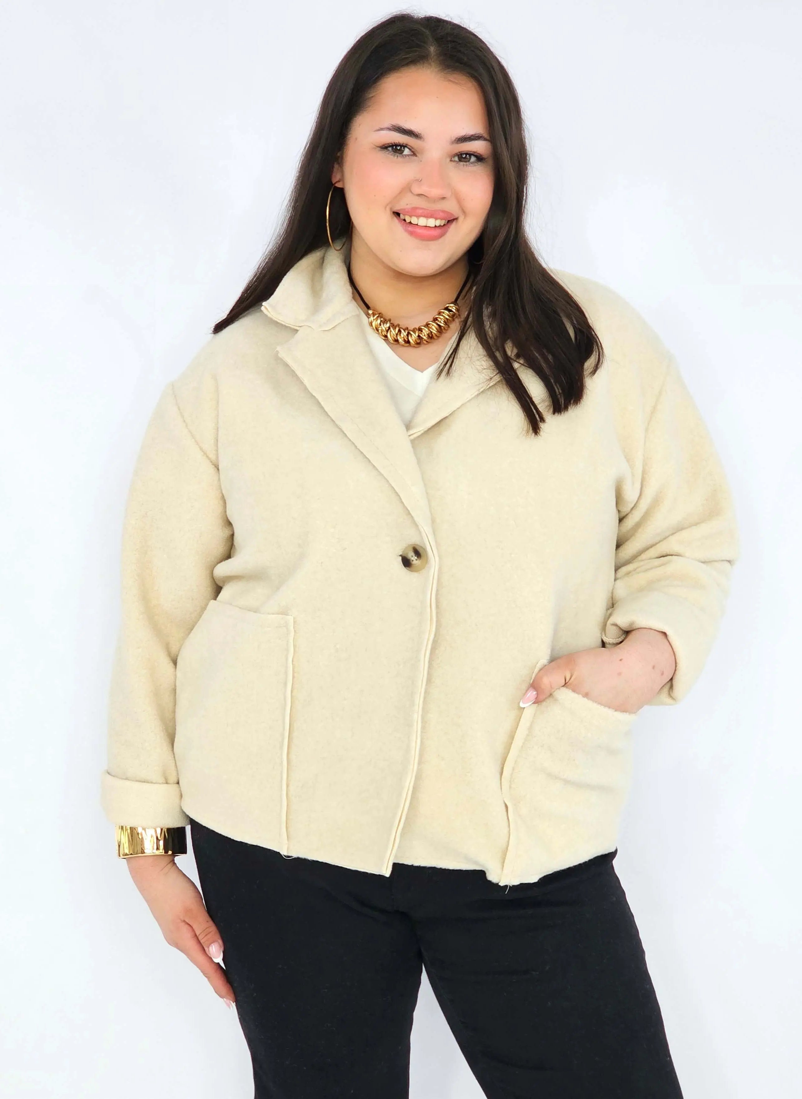 Kurtka plus size o krótkim kroju z kołnierzem i kieszeniami Stylowa XL