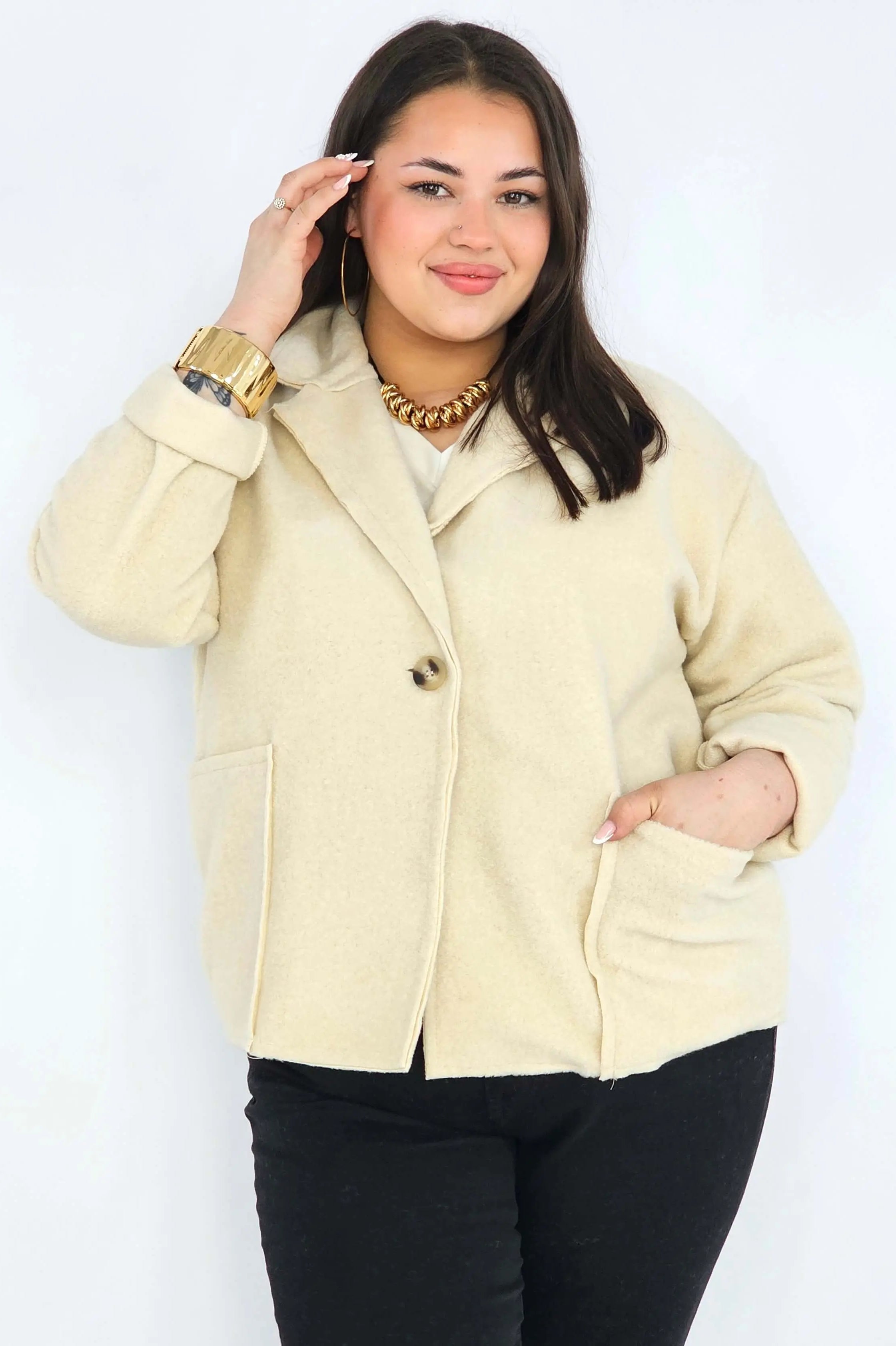 Kurtka plus size o krótkim kroju z kołnierzem i kieszeniami Stylowa XL