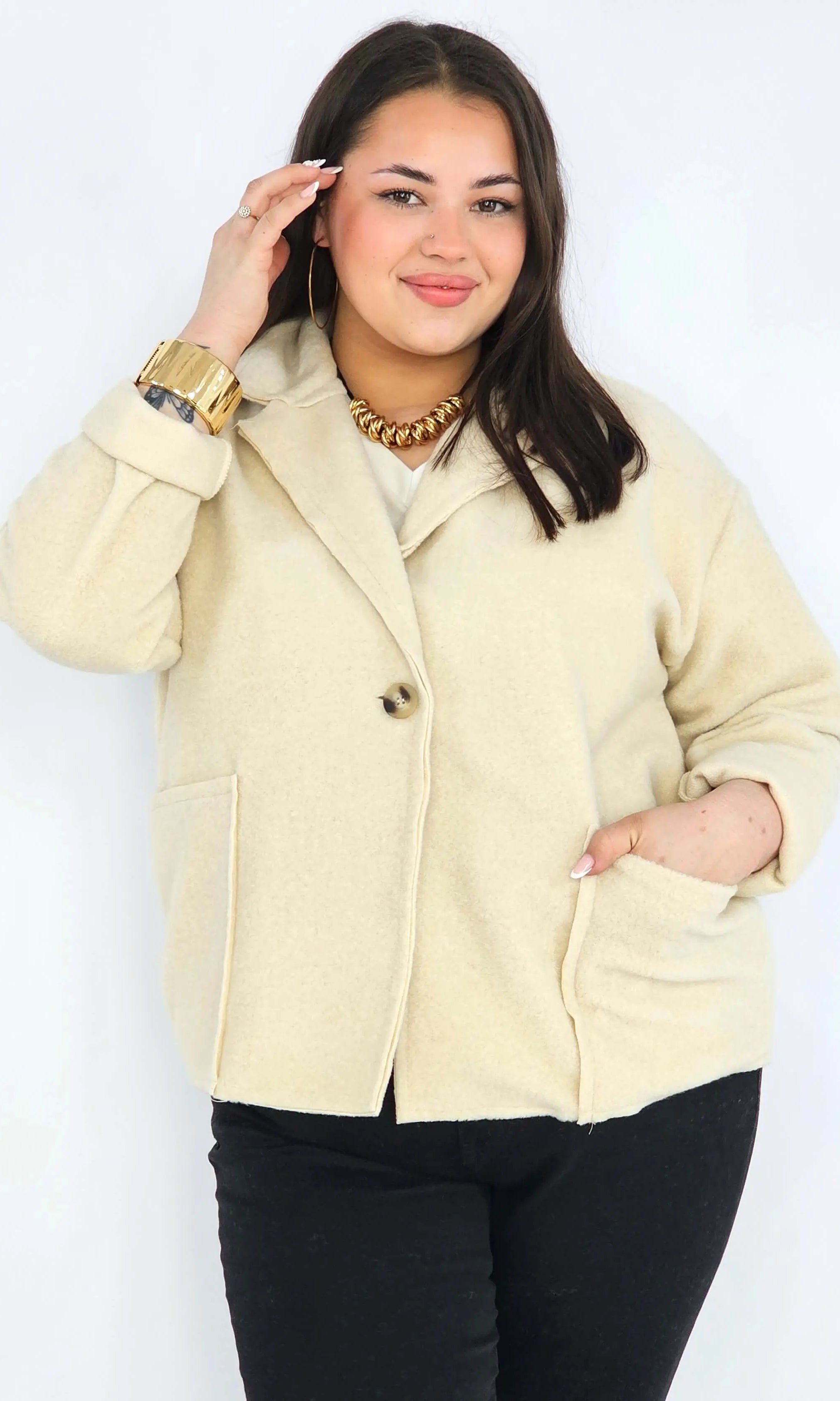 Kurtka plus size o krótkim kroju z kołnierzem i kieszeniami Stylowa XL