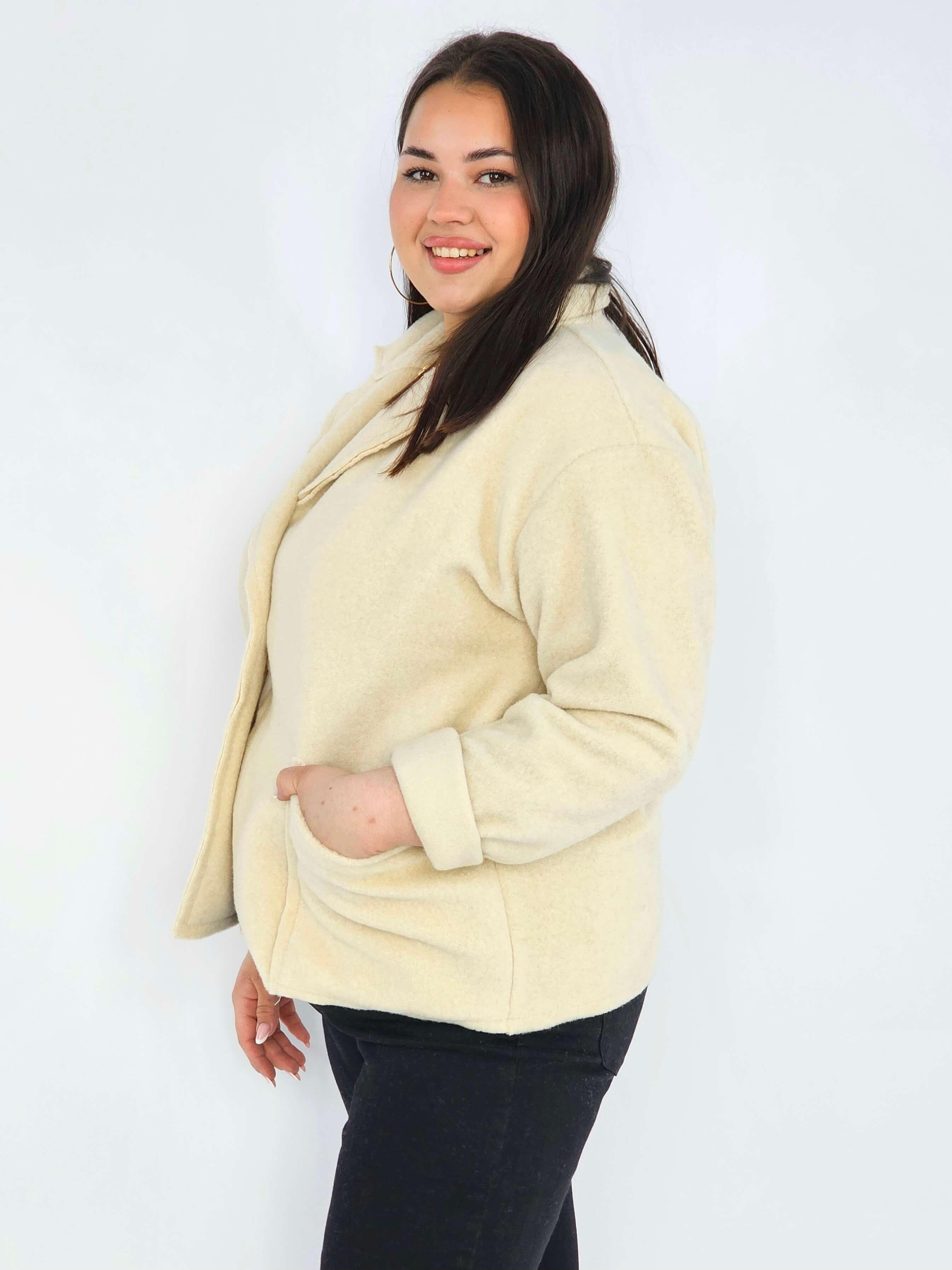 Kurtka plus size o krótkim kroju z kołnierzem i kieszeniami Stylowa XL
