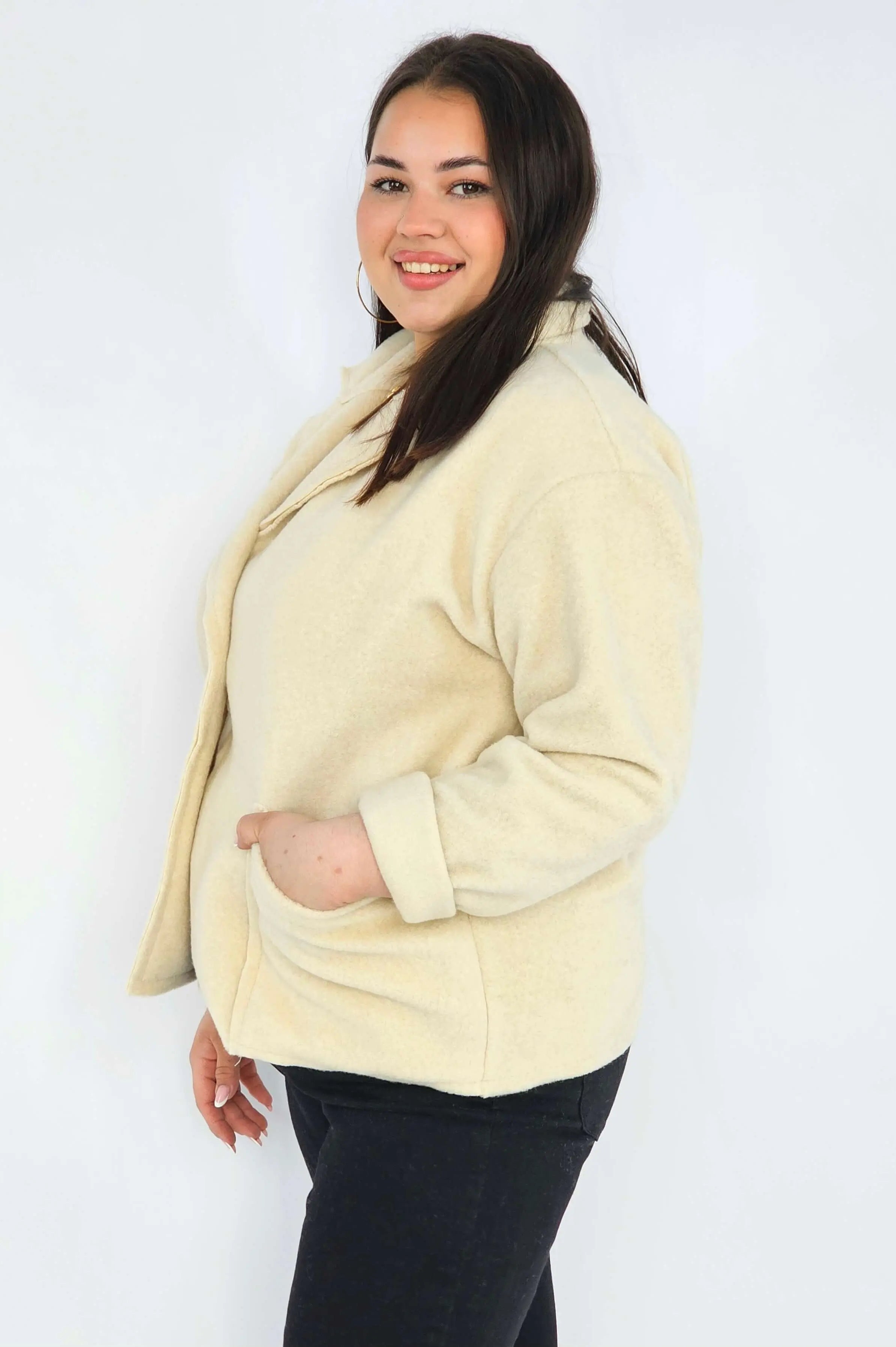 Kurtka plus size o krótkim kroju z kołnierzem i kieszeniami Stylowa XL