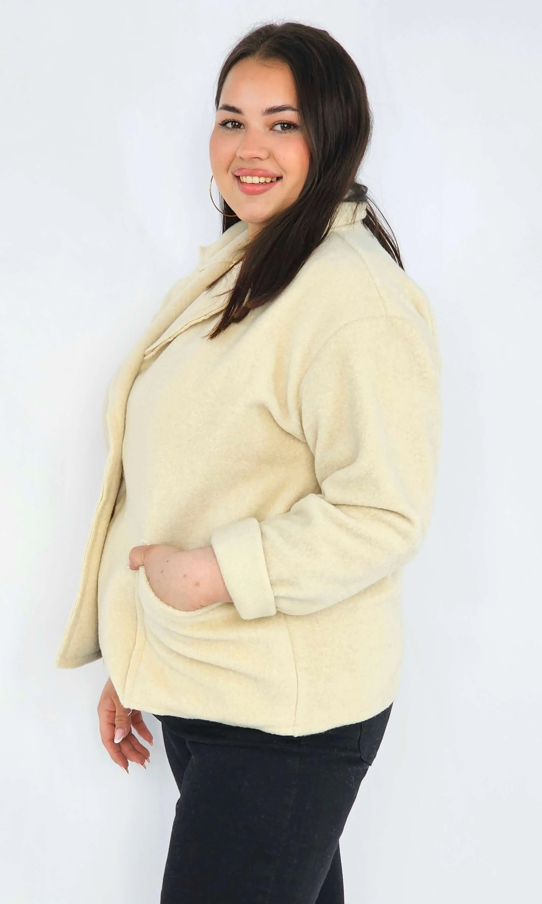 Kurtka plus size o krótkim kroju z kołnierzem i kieszeniami Stylowa XL