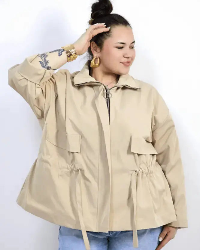 Kurtka plus size z kołnierzem, zamkiem i troczkami w talii Stylowa XL