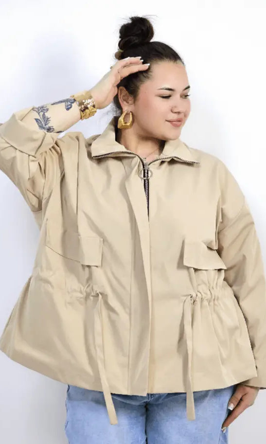 Kurtka plus size z kołnierzem, zamkiem i troczkami w talii Stylowa XL