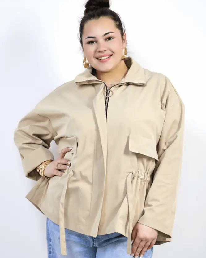 Kurtka plus size z kołnierzem, zamkiem i troczkami w talii Stylowa XL