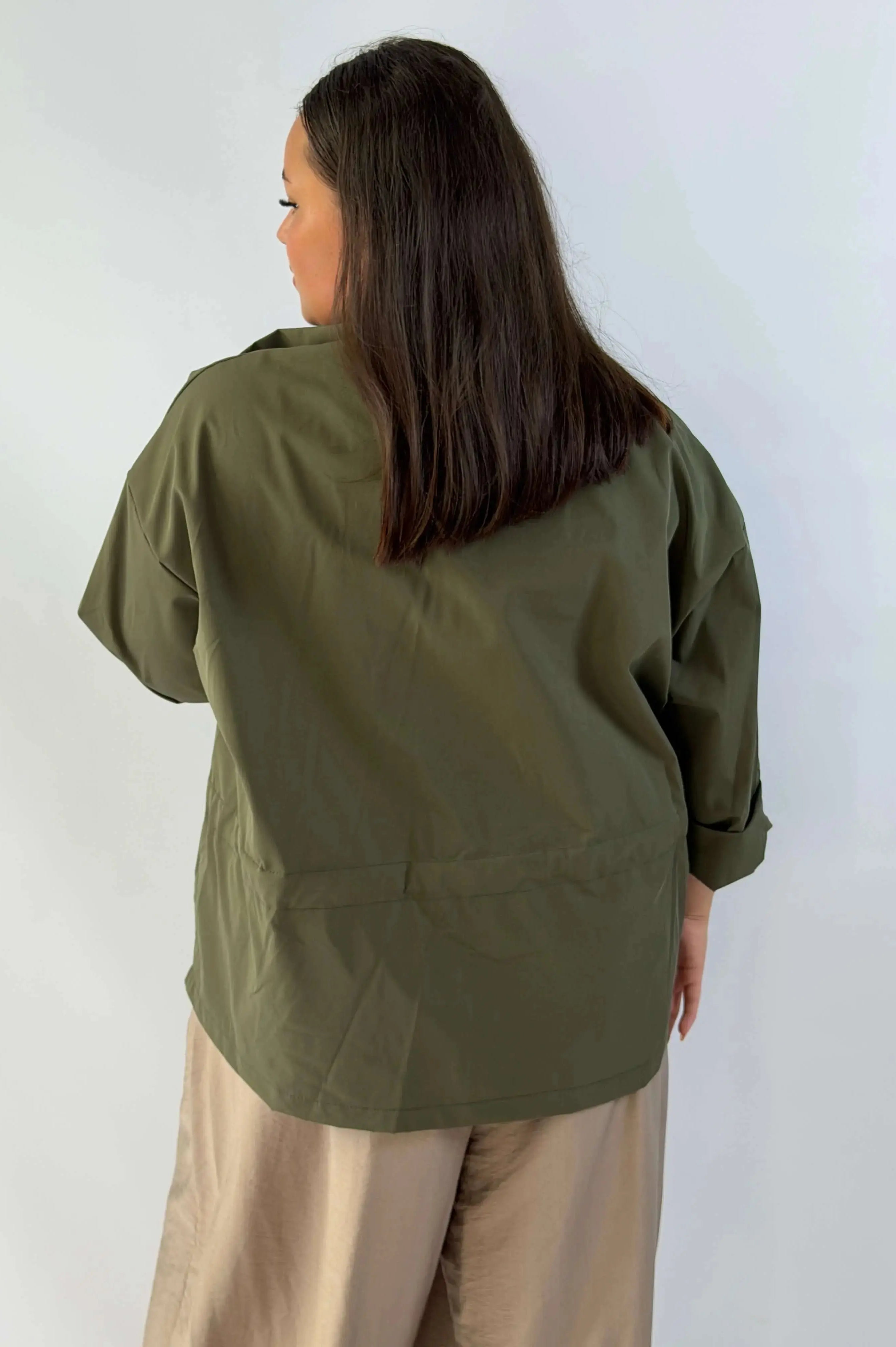 Kurtka plus size z kołnierzem, zamkiem i troczkami w talii Stylowa XL