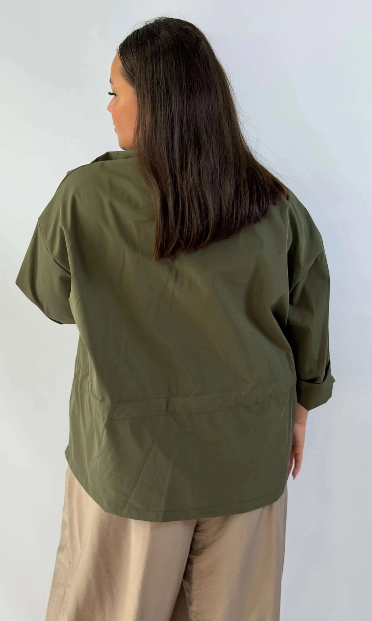 Kurtka plus size z kołnierzem, zamkiem i troczkami w talii Stylowa XL