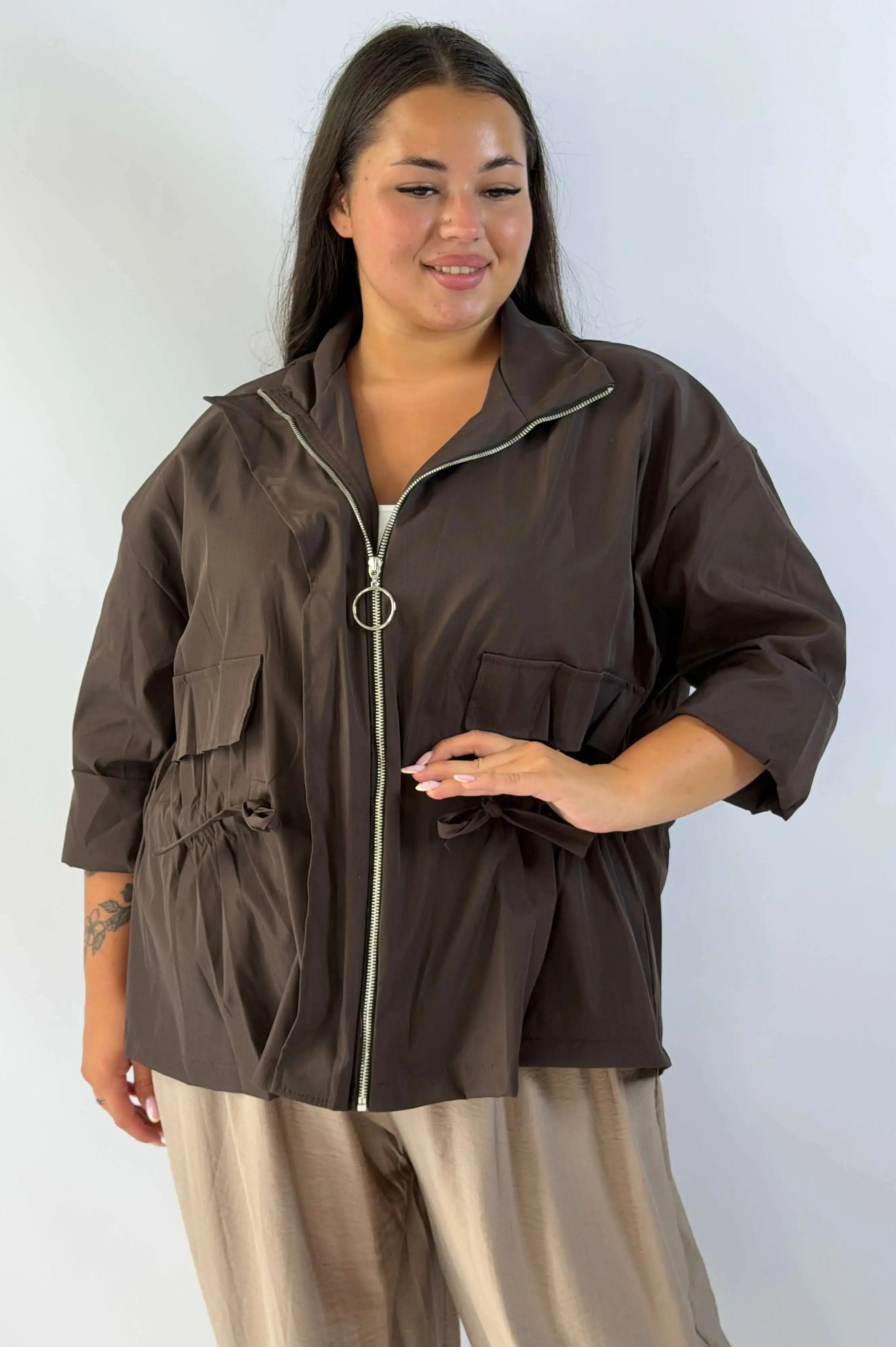 Kurtka plus size z kołnierzem, zamkiem i troczkami w talii Stylowa XL