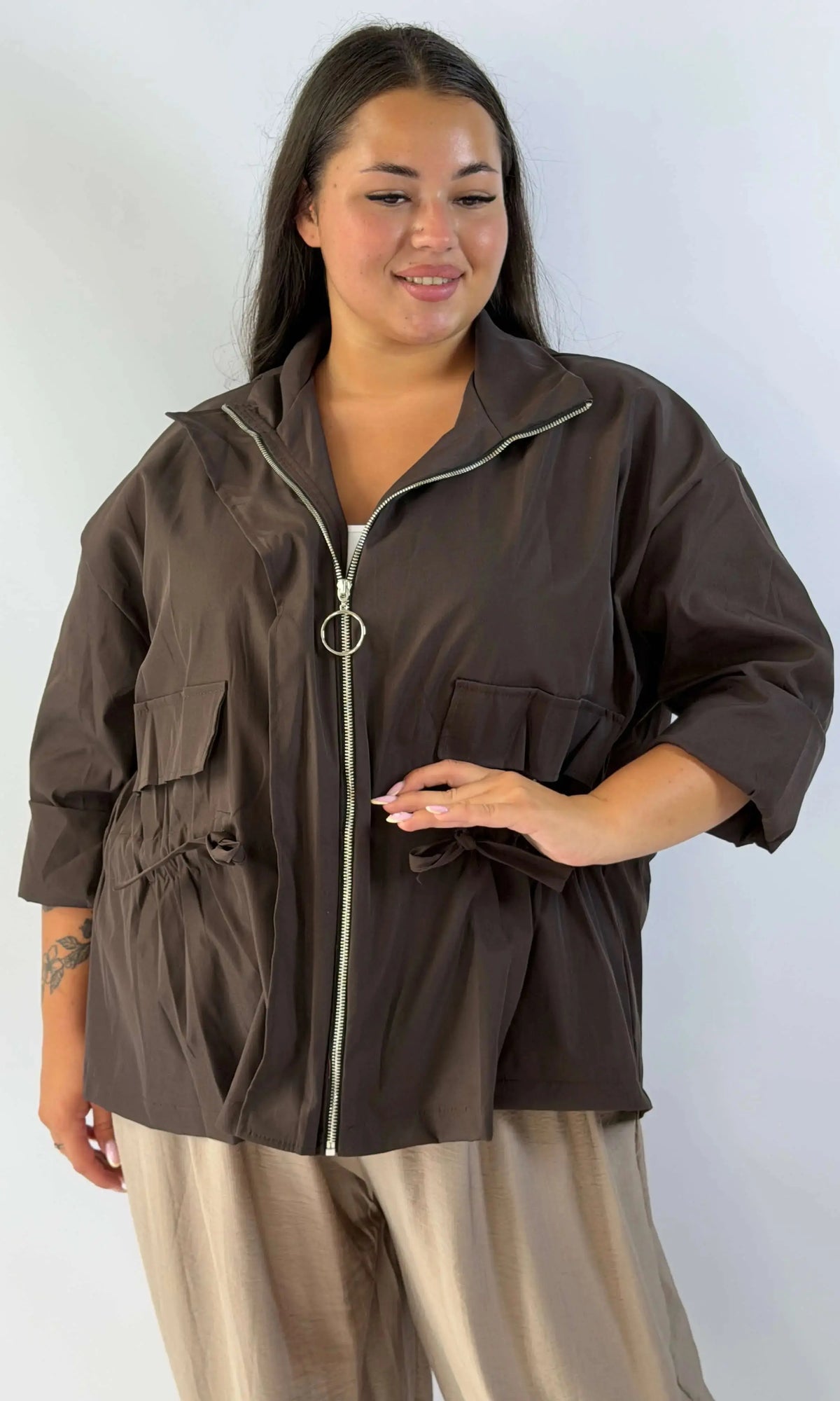 Kurtka plus size z kołnierzem, zamkiem i troczkami w talii Stylowa XL