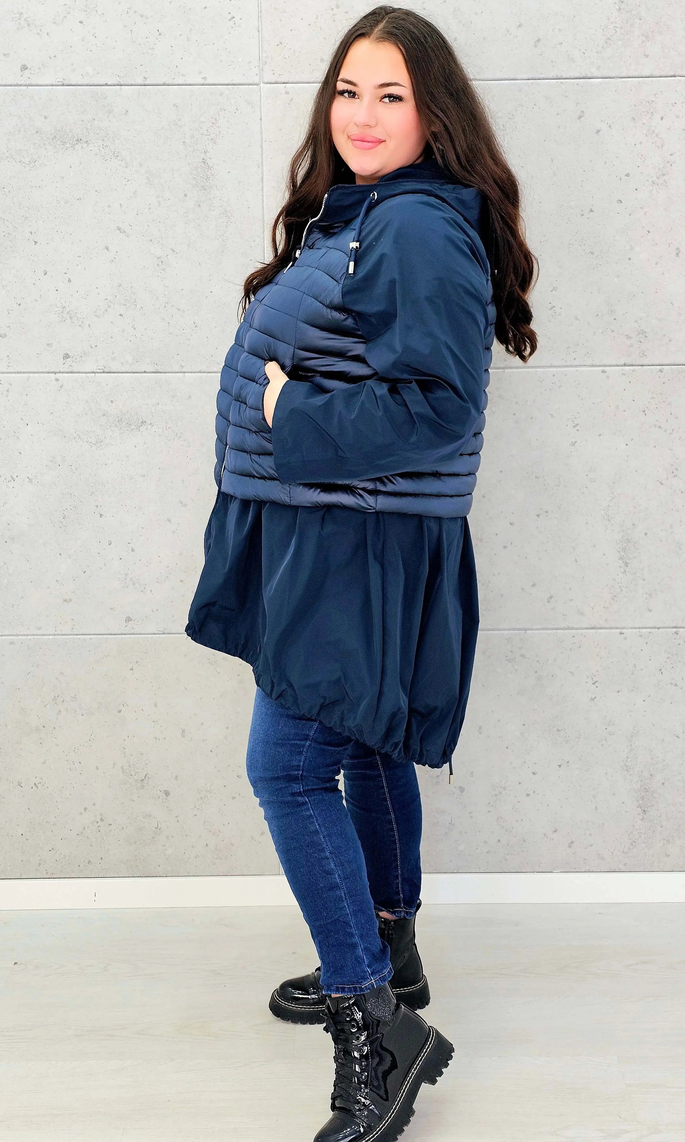 Lekka kurtka plus size z kapturem – stylowa i wygodna propozycja na wiosnę Stylowa XL