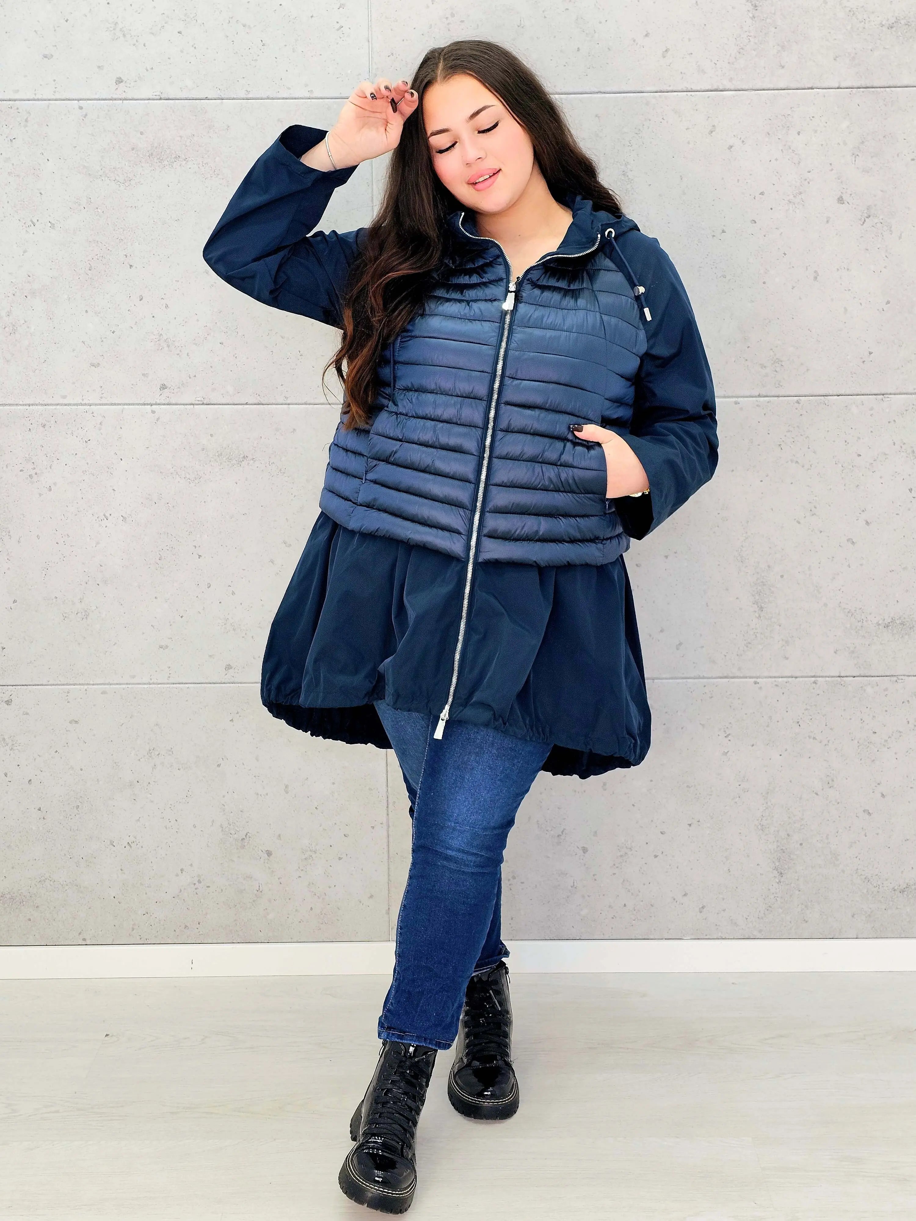 Lekka kurtka plus size z kapturem – stylowa i wygodna propozycja na wiosnę Stylowa XL