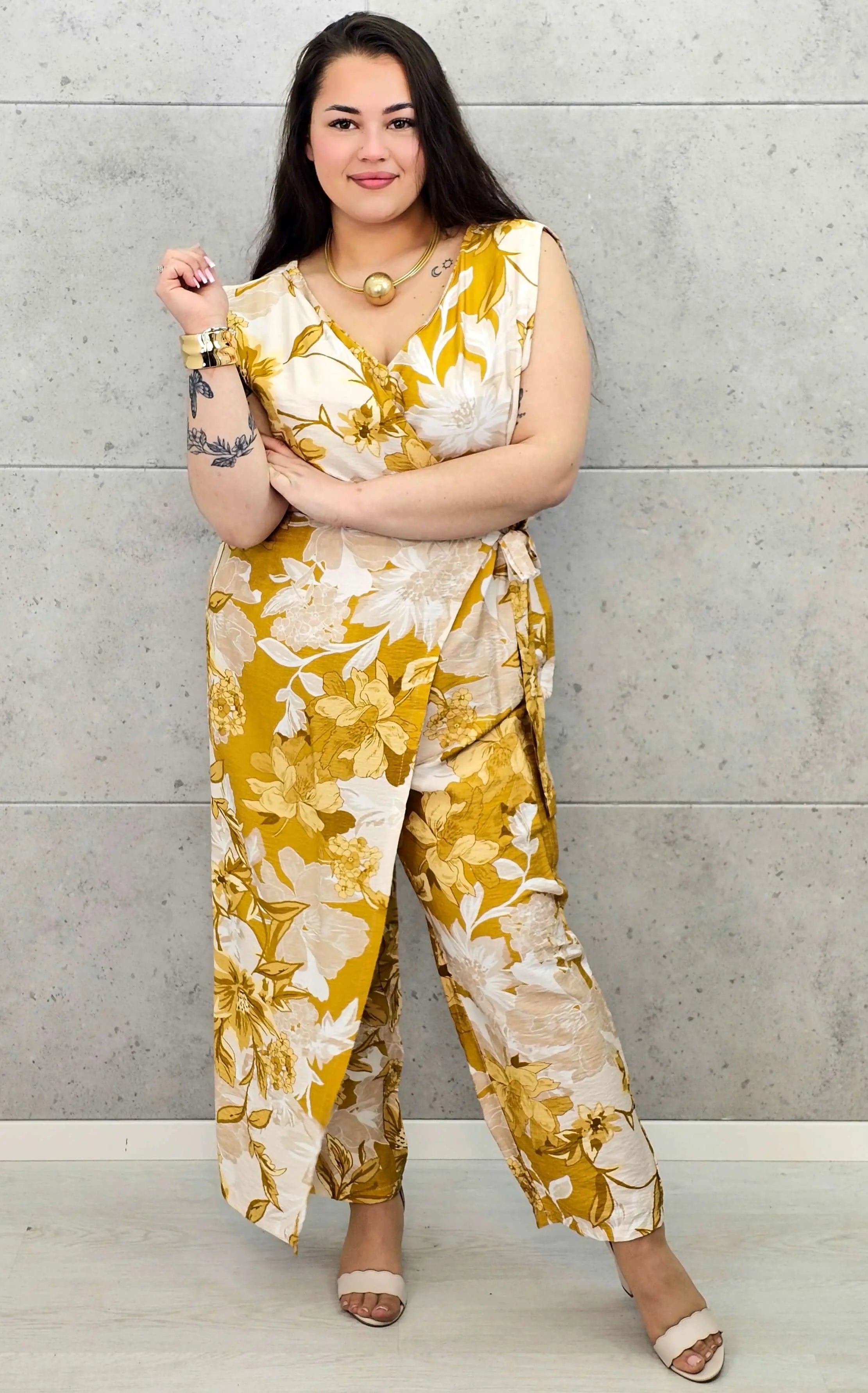 Letni kombinezon z kopertowym dekoltem Stylowa XL