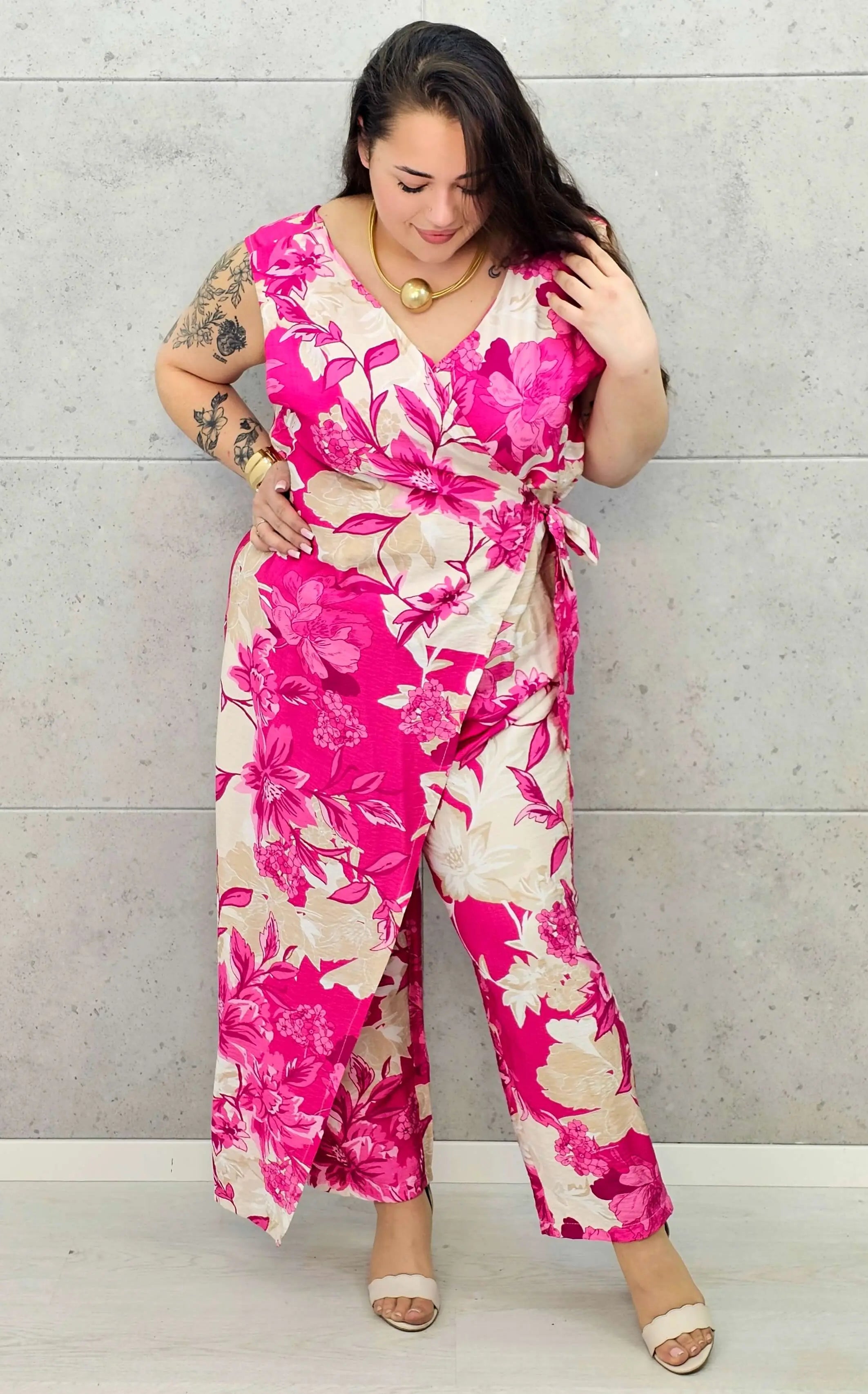 Letni kombinezon z kopertowym dekoltem Stylowa XL