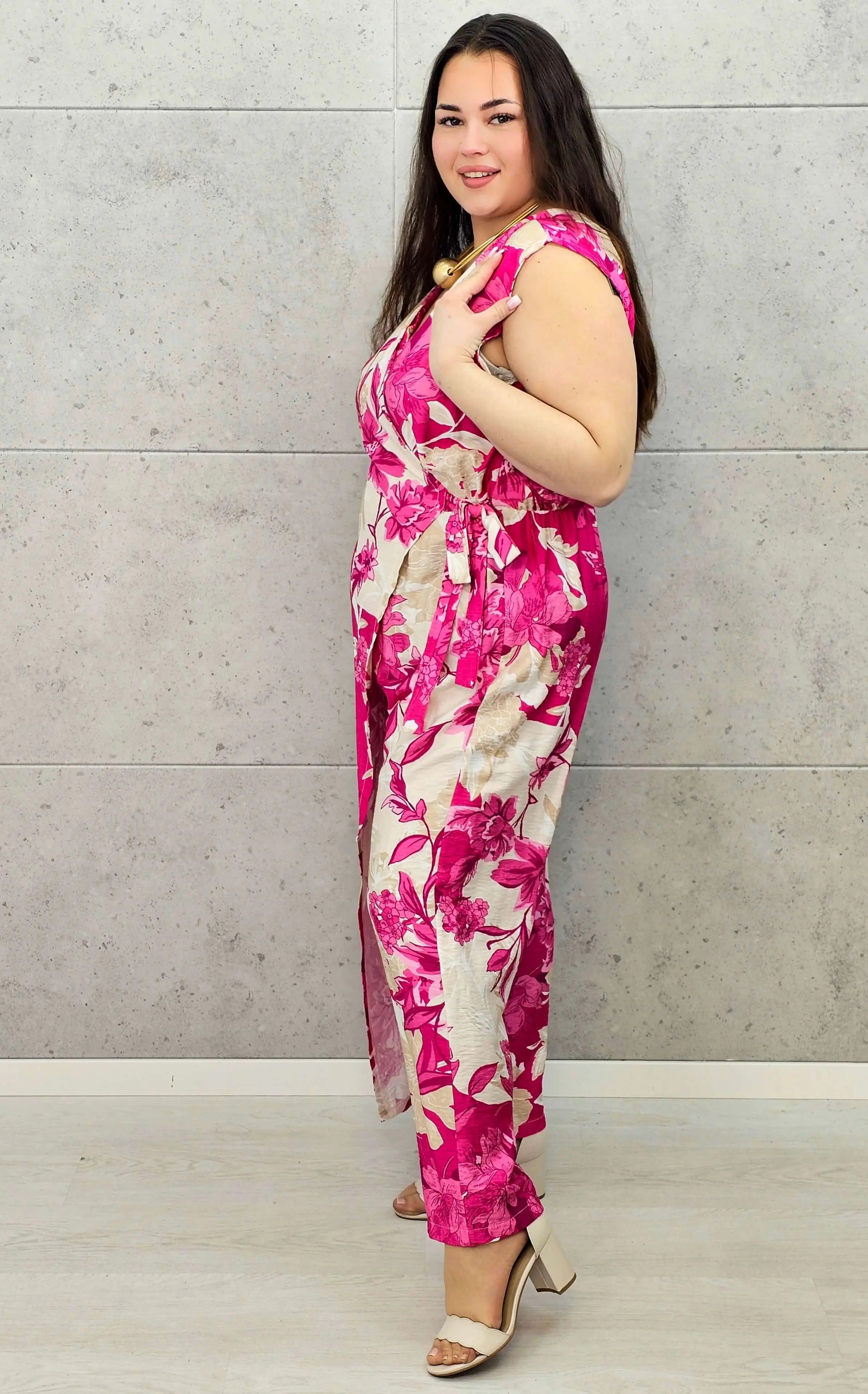 Letni kombinezon z kopertowym dekoltem Stylowa XL