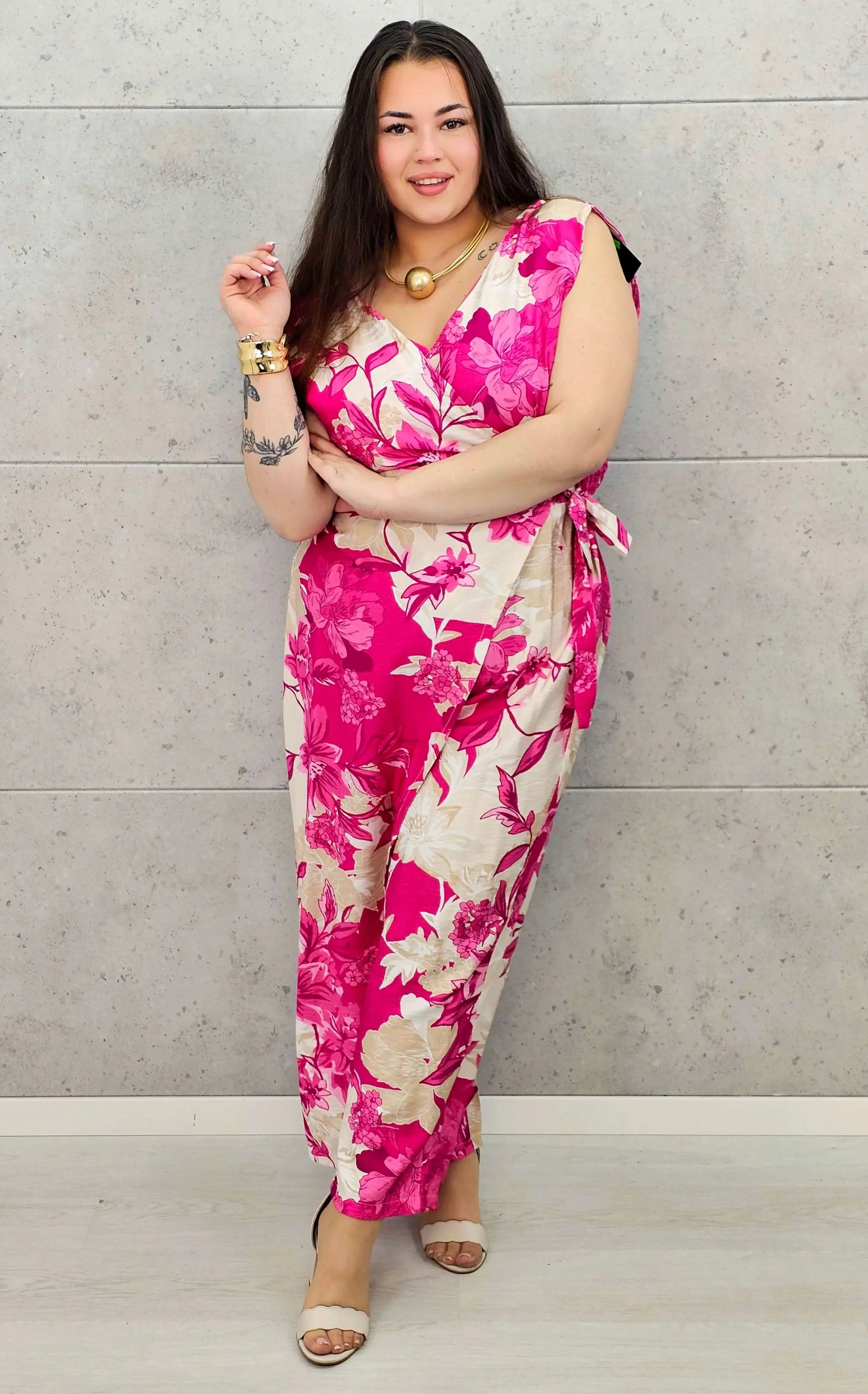 Letni kombinezon z kopertowym dekoltem Stylowa XL