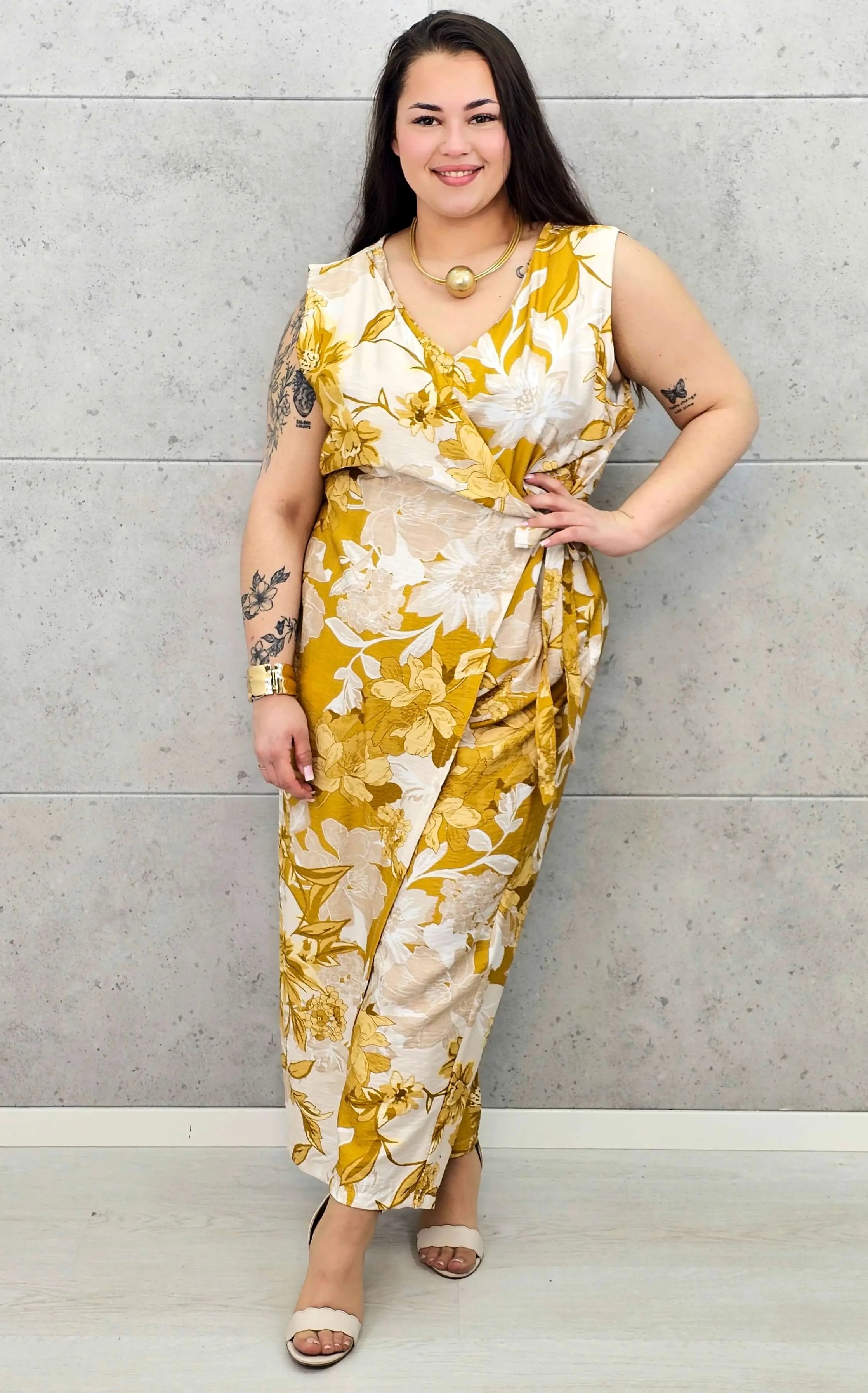 Letni kombinezon z kopertowym dekoltem Stylowa XL