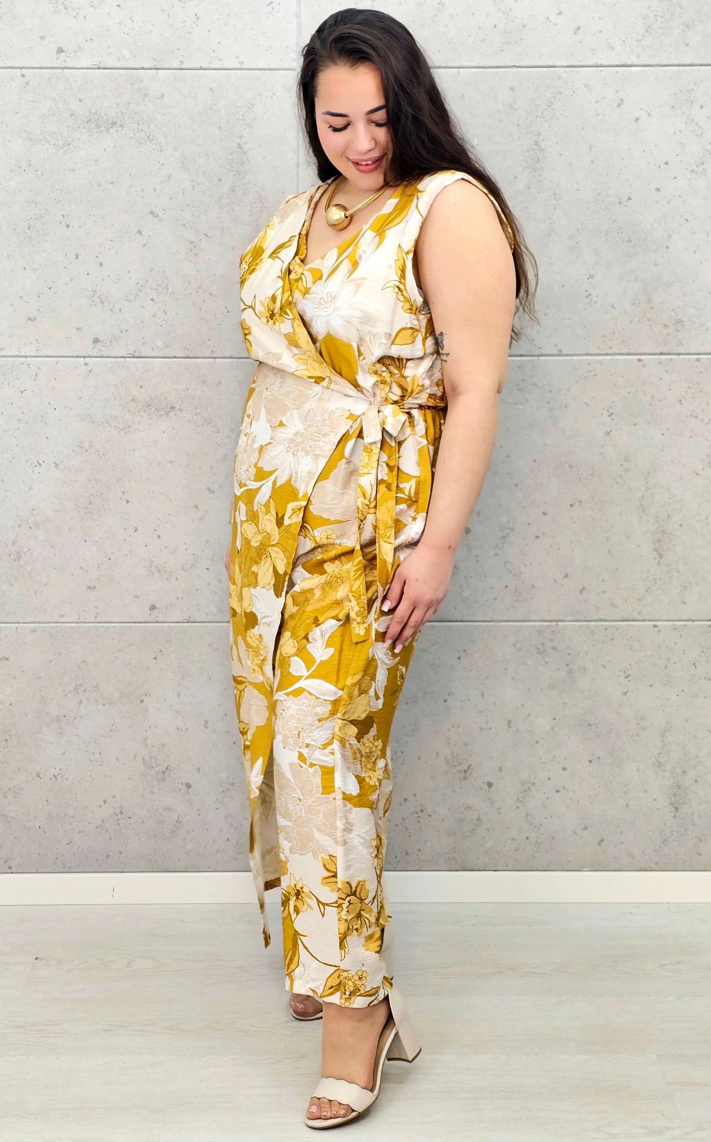 Letni kombinezon z kopertowym dekoltem Stylowa XL