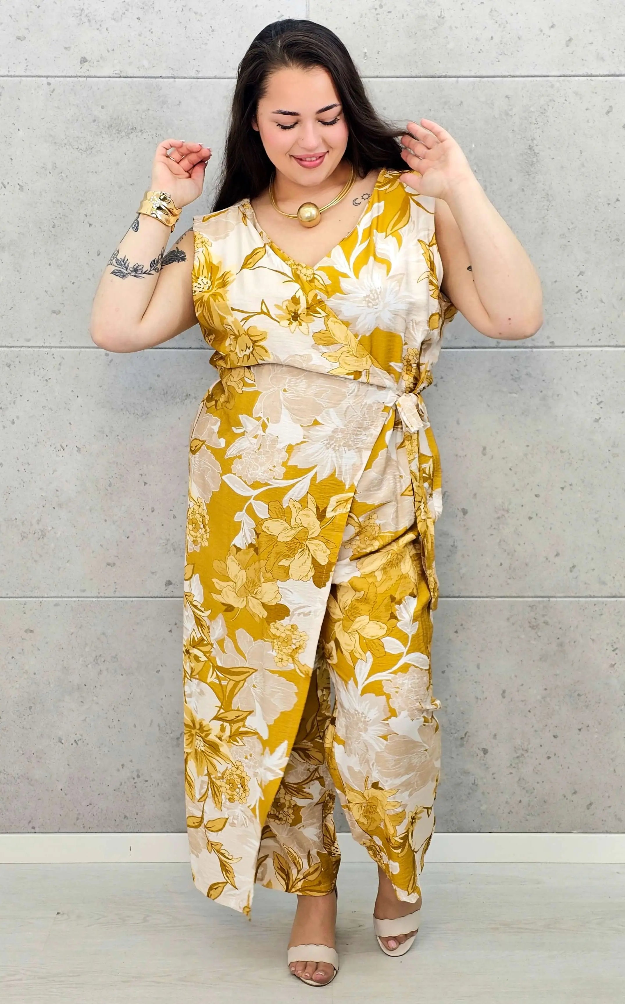 Letni kombinezon z kopertowym dekoltem Stylowa XL