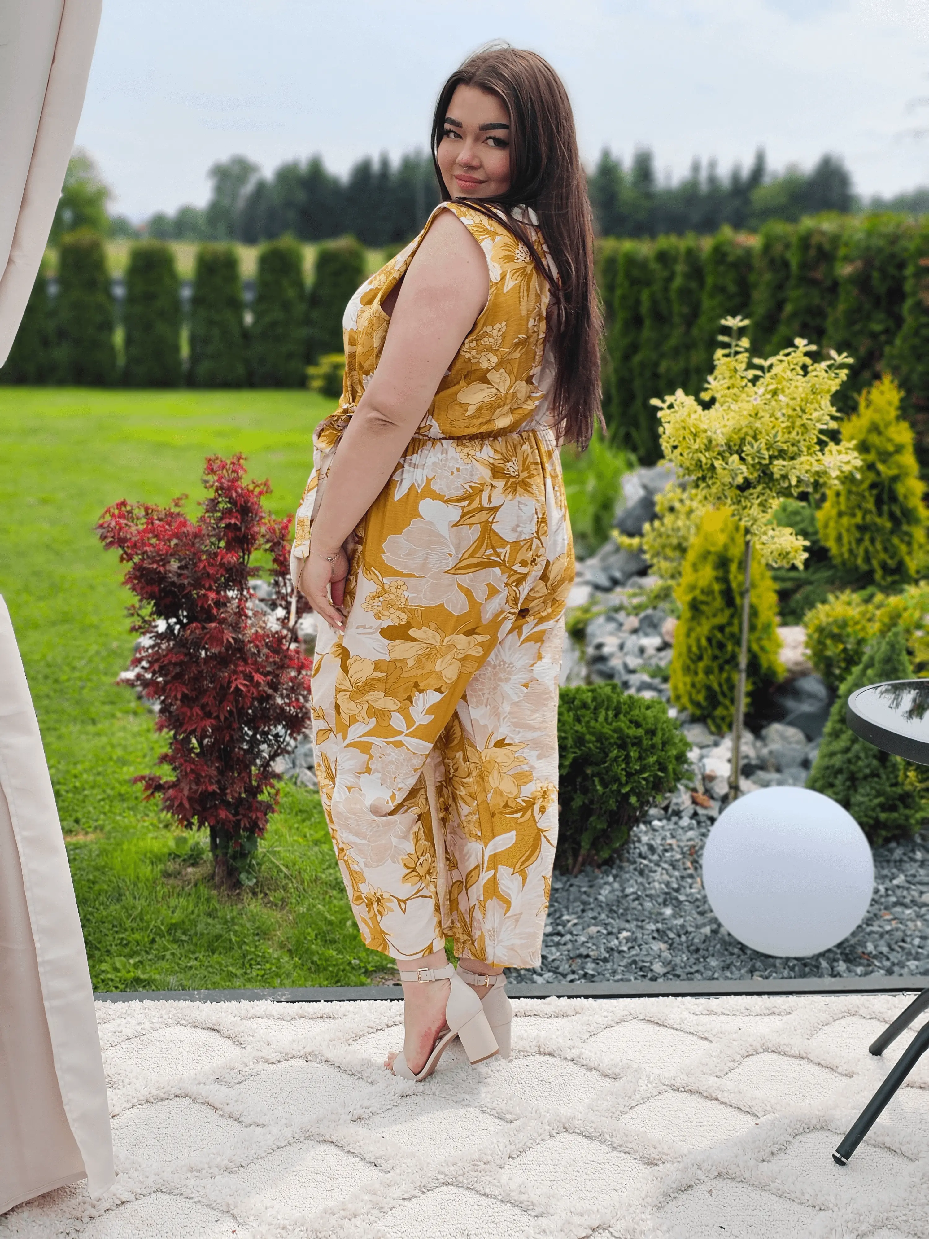 Letni kombinezon z kopertowym dekoltem Stylowa XL