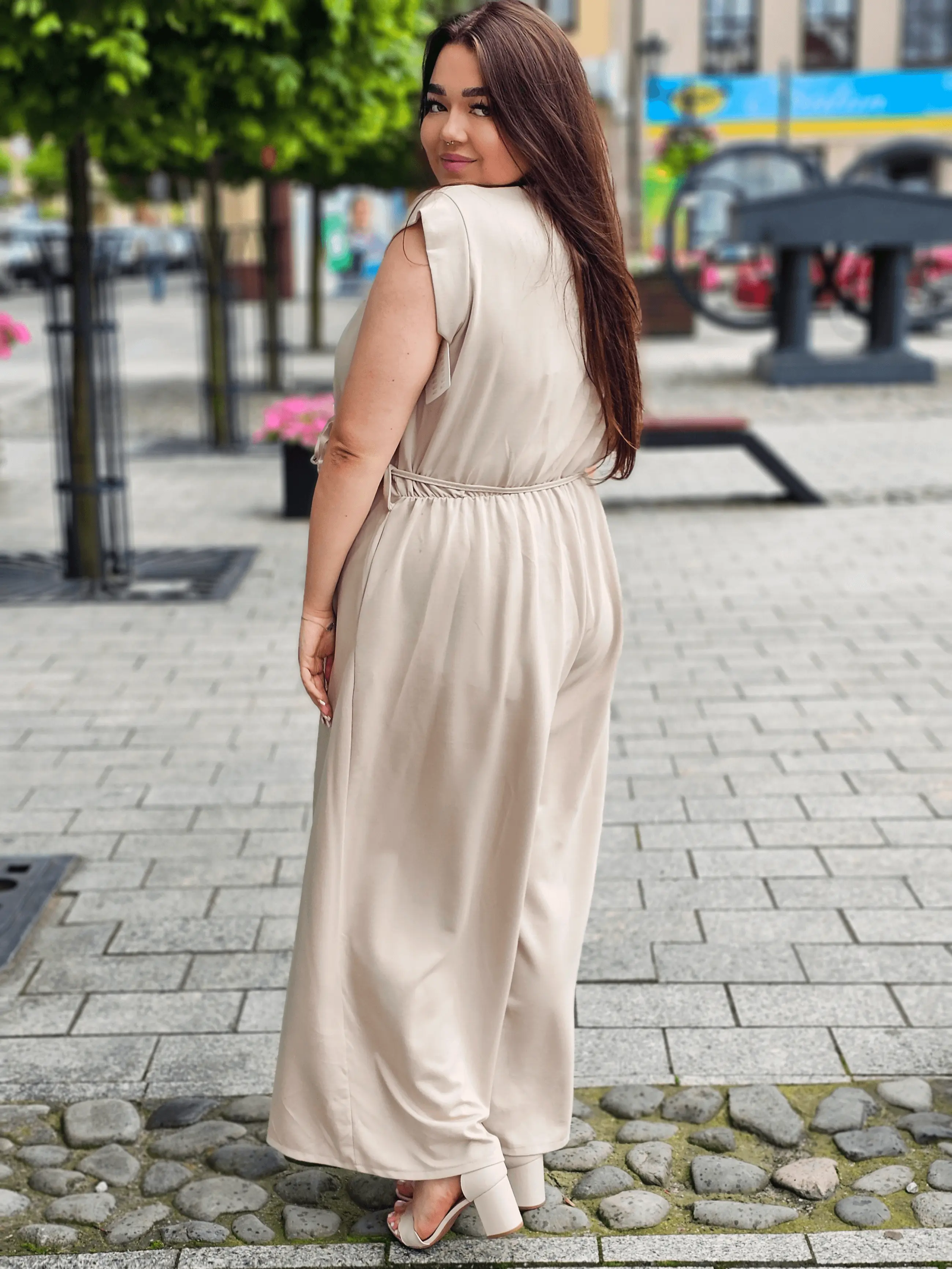 Letni kombinezon z kwiatową aplikacją Stylowa XL