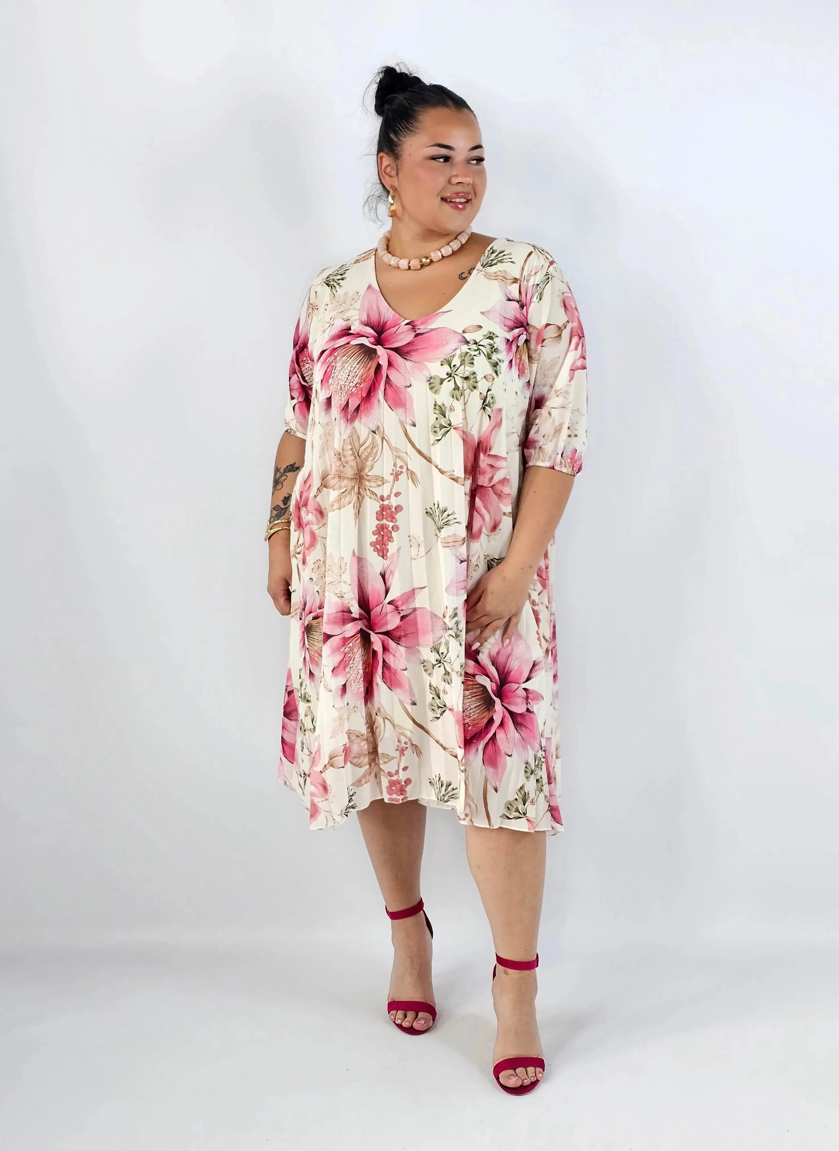 Letnia sukienka w kwiaty z plisowaniem. Stylowa XL