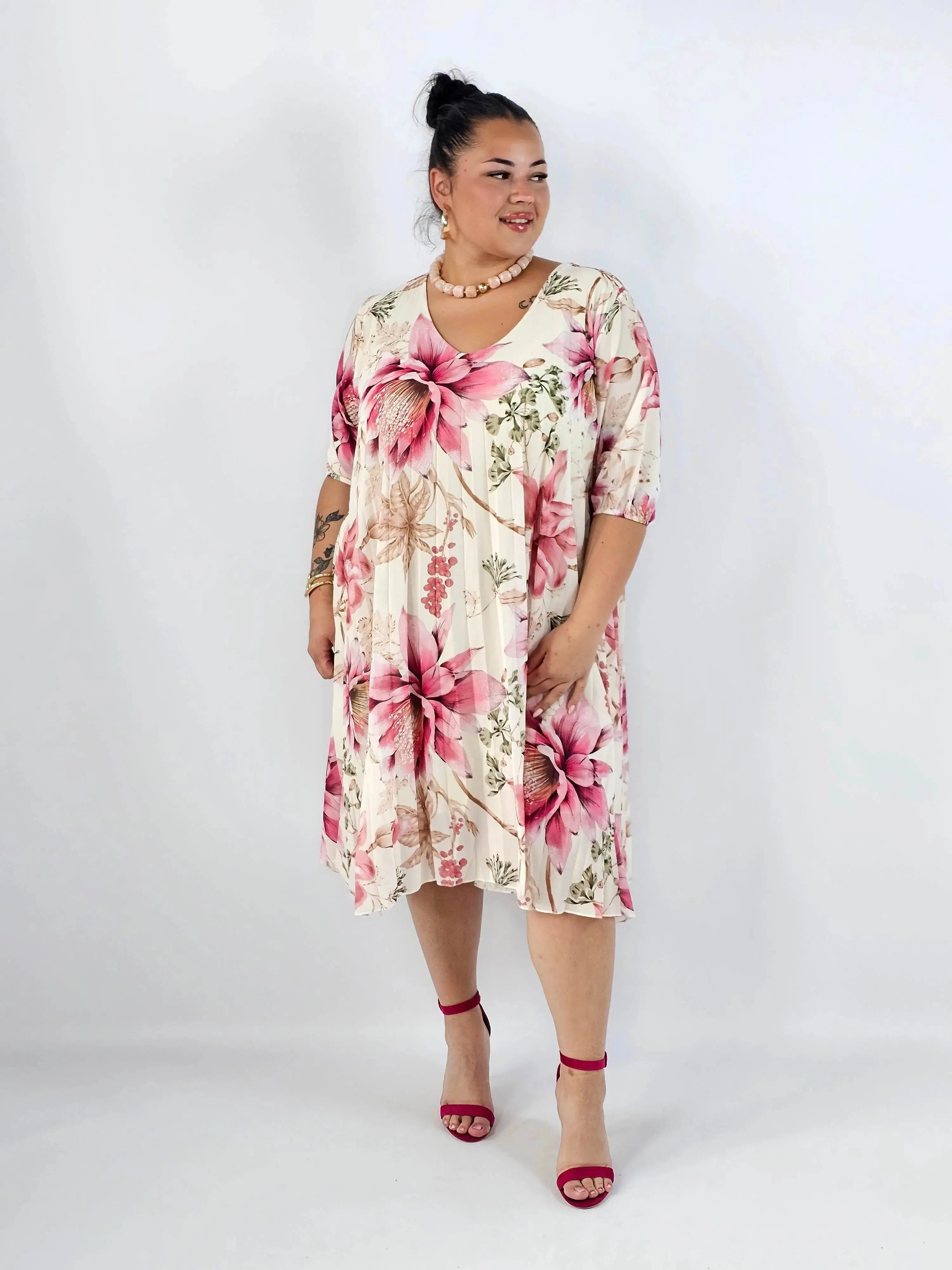 Letnia sukienka w kwiaty z plisowaniem. Stylowa XL