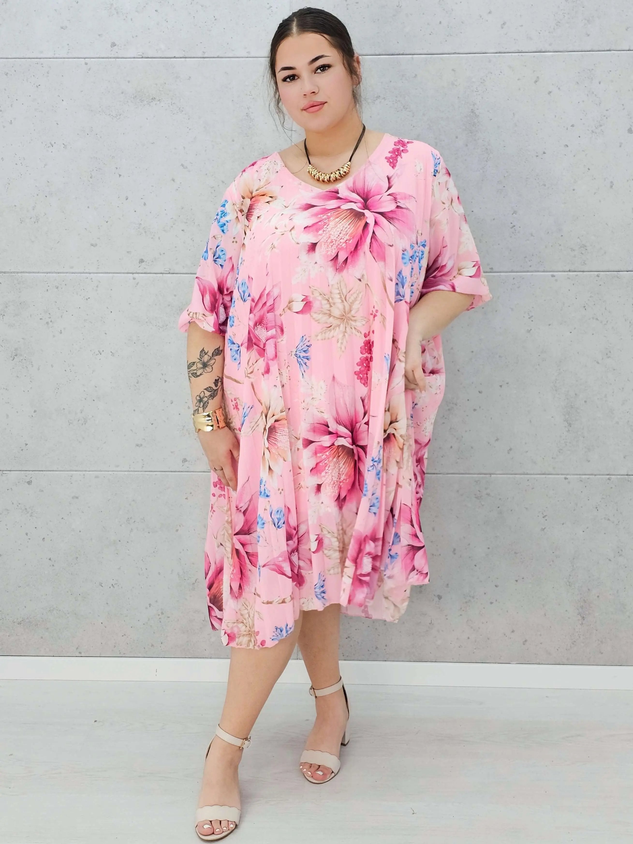 Letnia sukienka w kwiaty z plisowaniem. Stylowa XL