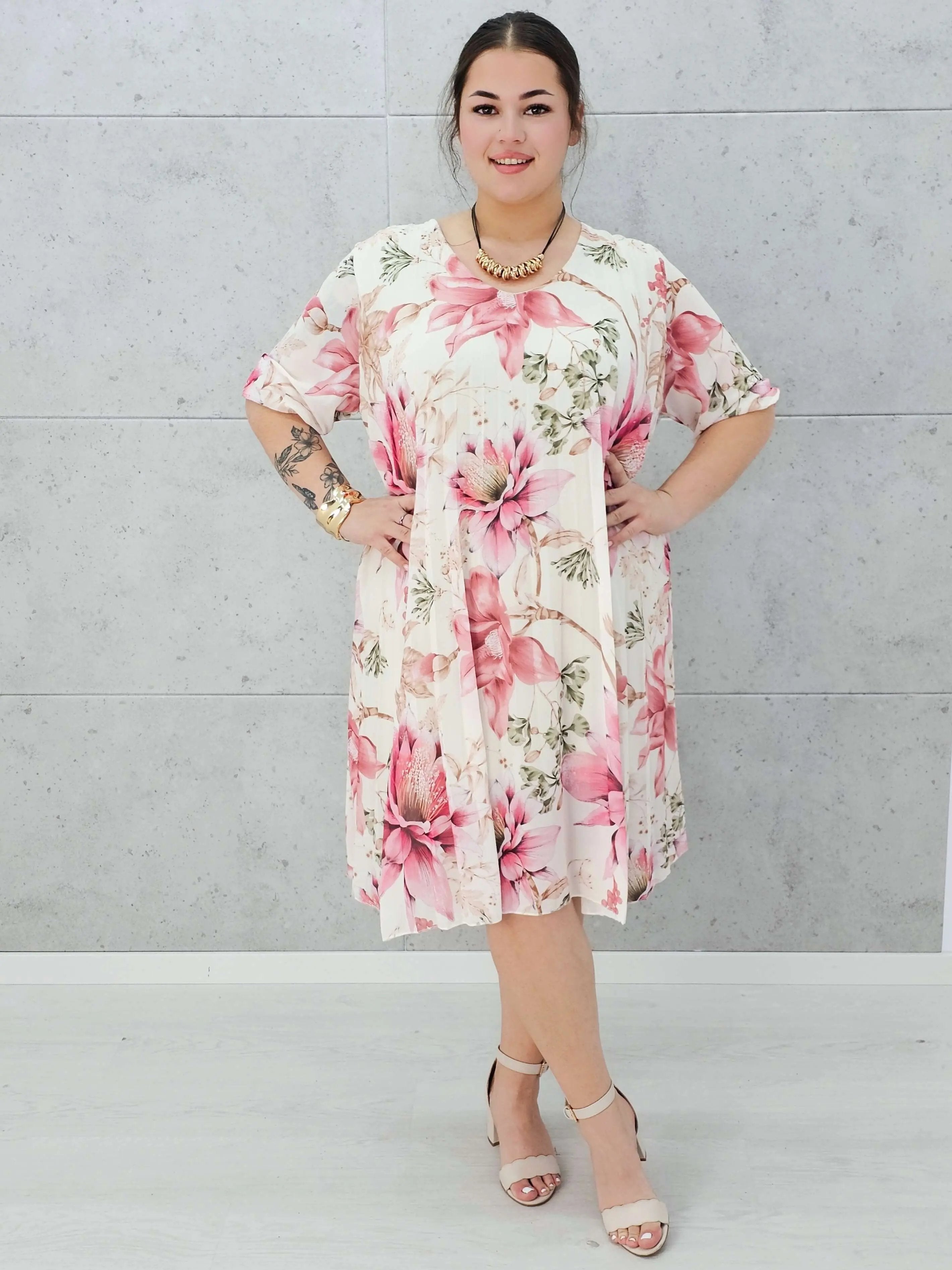Letnia sukienka w kwiaty z plisowaniem. Stylowa XL