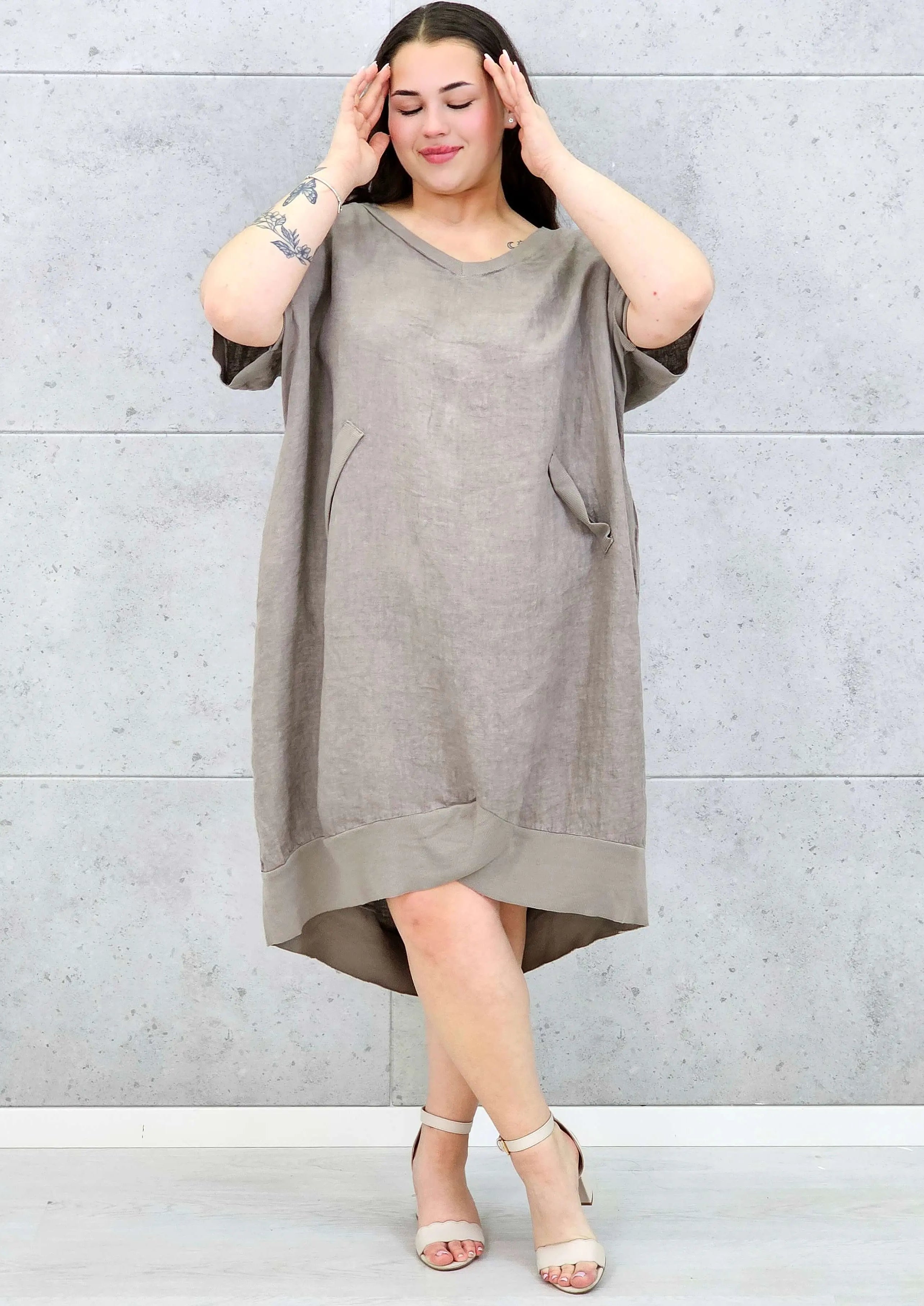 Lniana sukienka oversize midi z dekoltem V i kieszeniami Stylowa XL