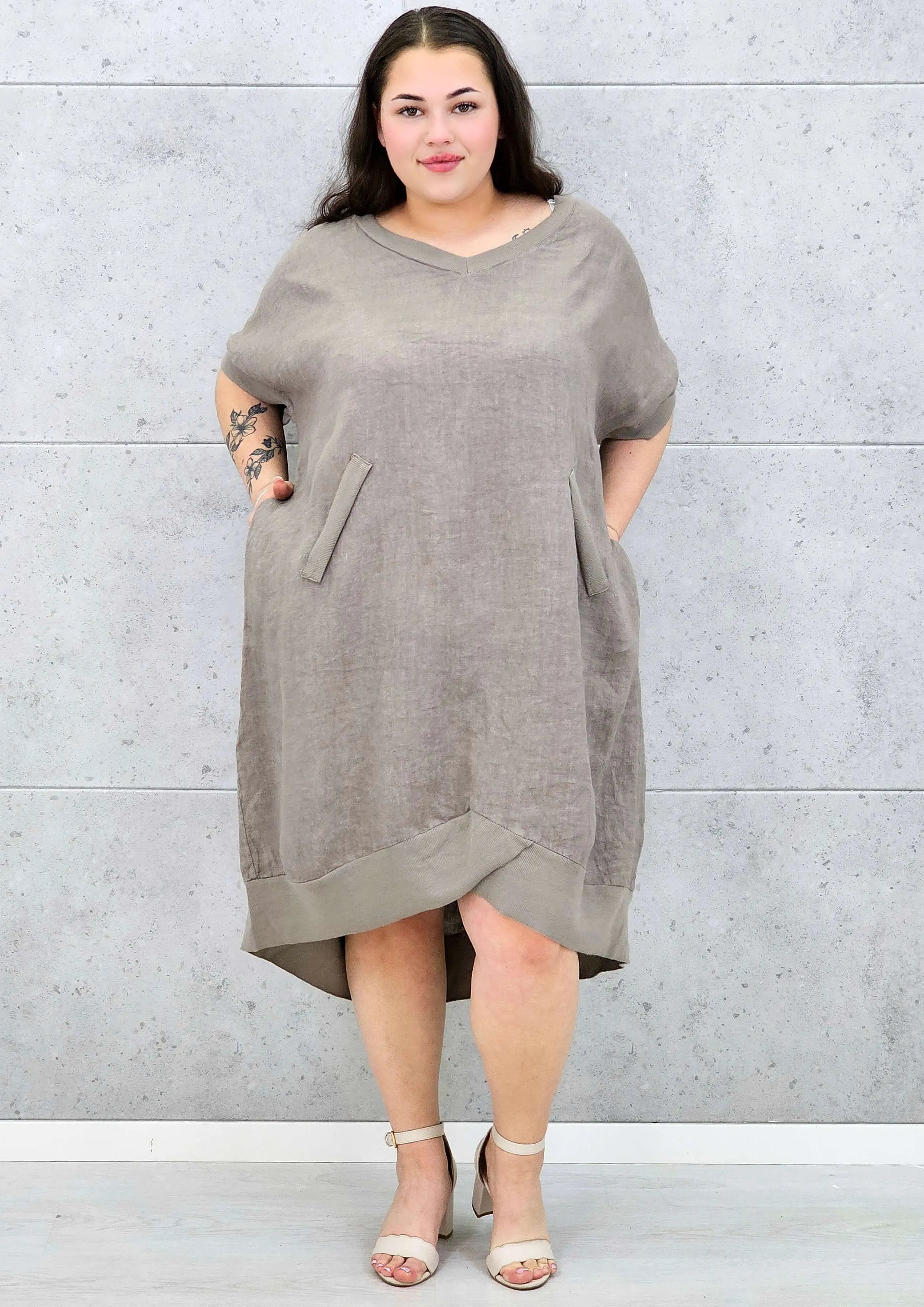 Lniana sukienka oversize midi z dekoltem V i kieszeniami Stylowa XL