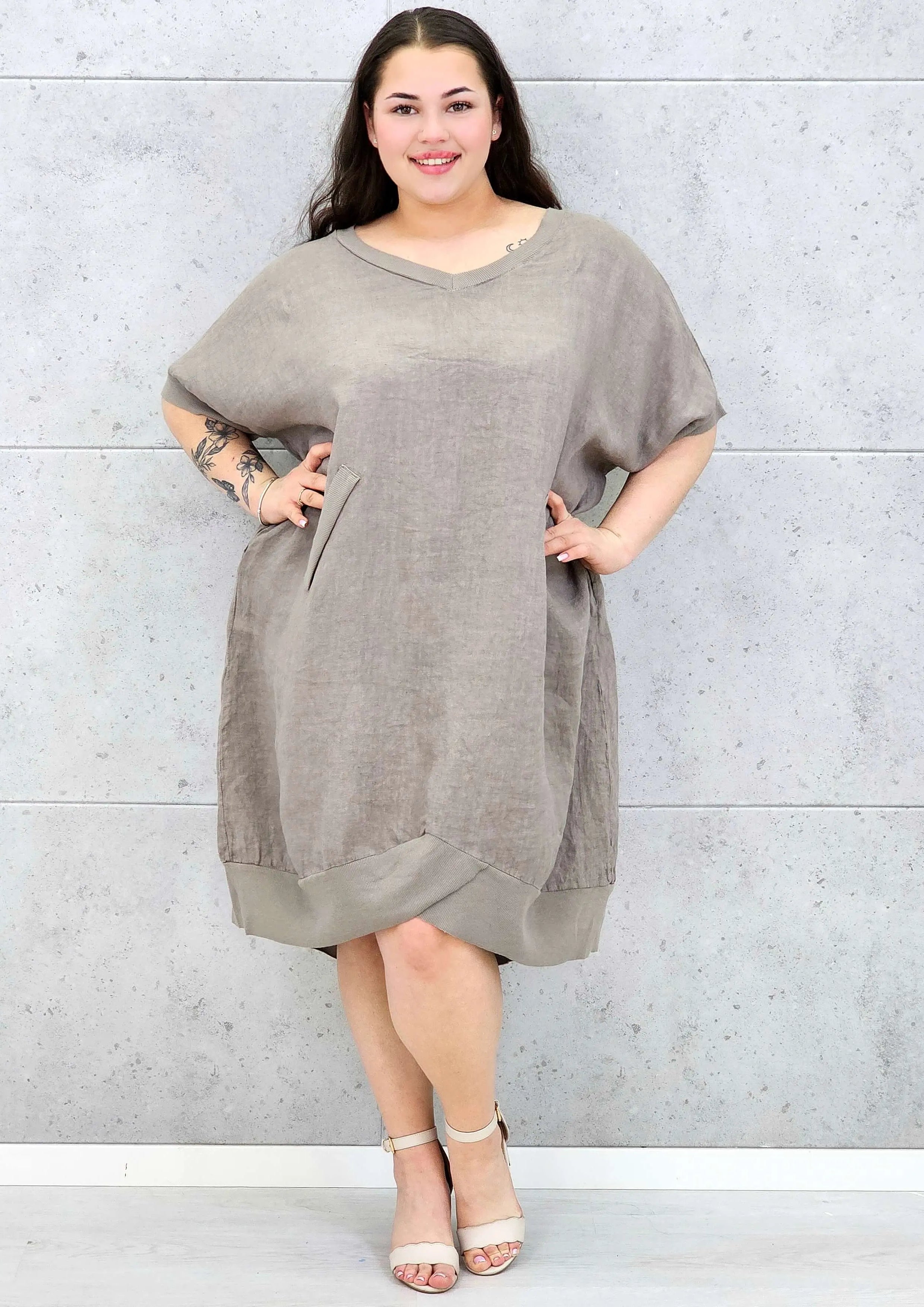 Lniana sukienka oversize midi z dekoltem V i kieszeniami Stylowa XL