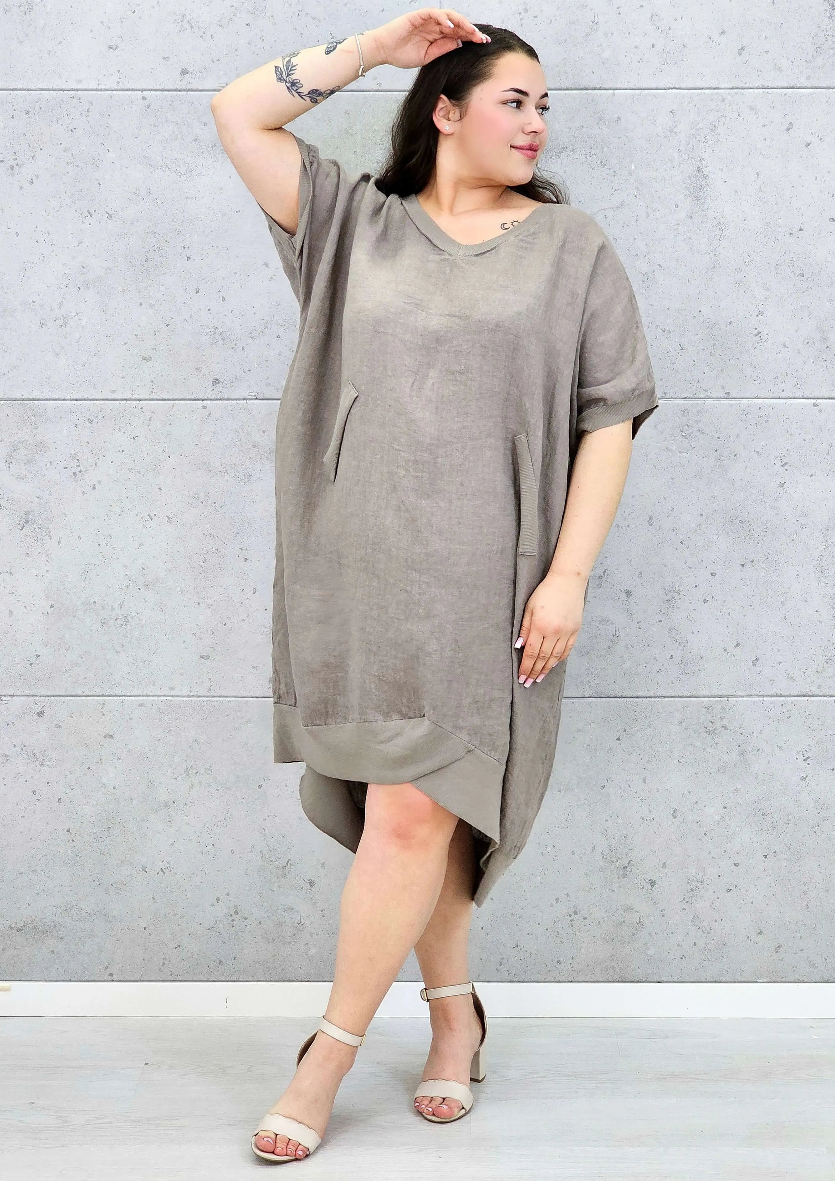 Lniana sukienka oversize midi z dekoltem V i kieszeniami Stylowa XL