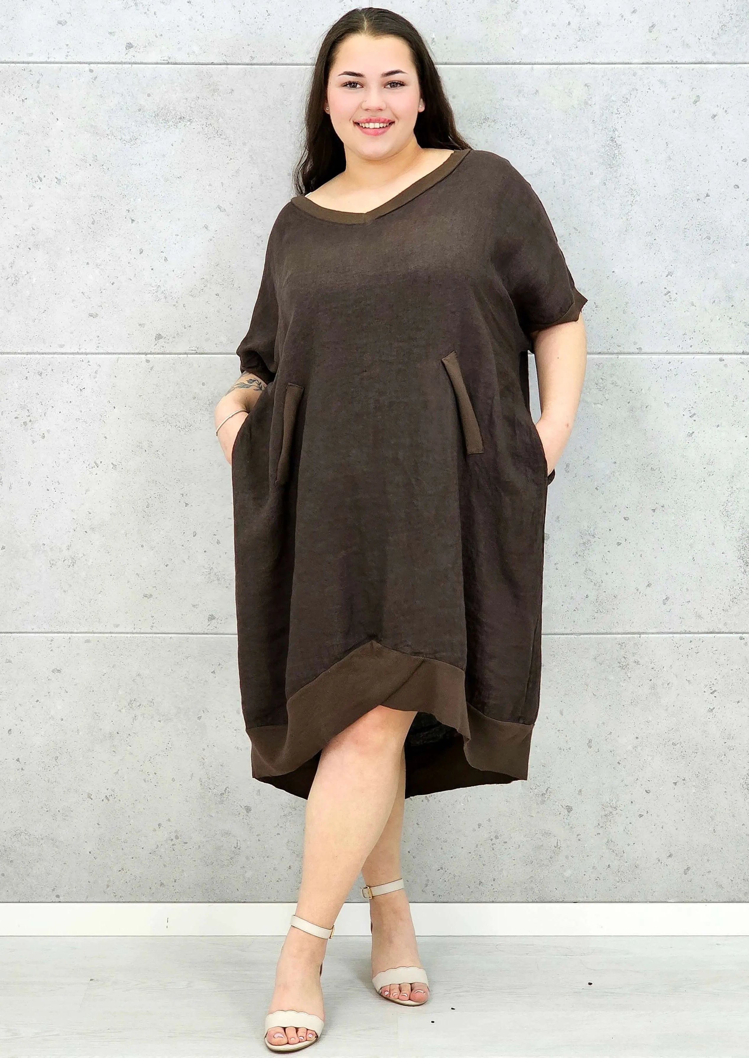 Lniana sukienka oversize midi z dekoltem V i kieszeniami Stylowa XL