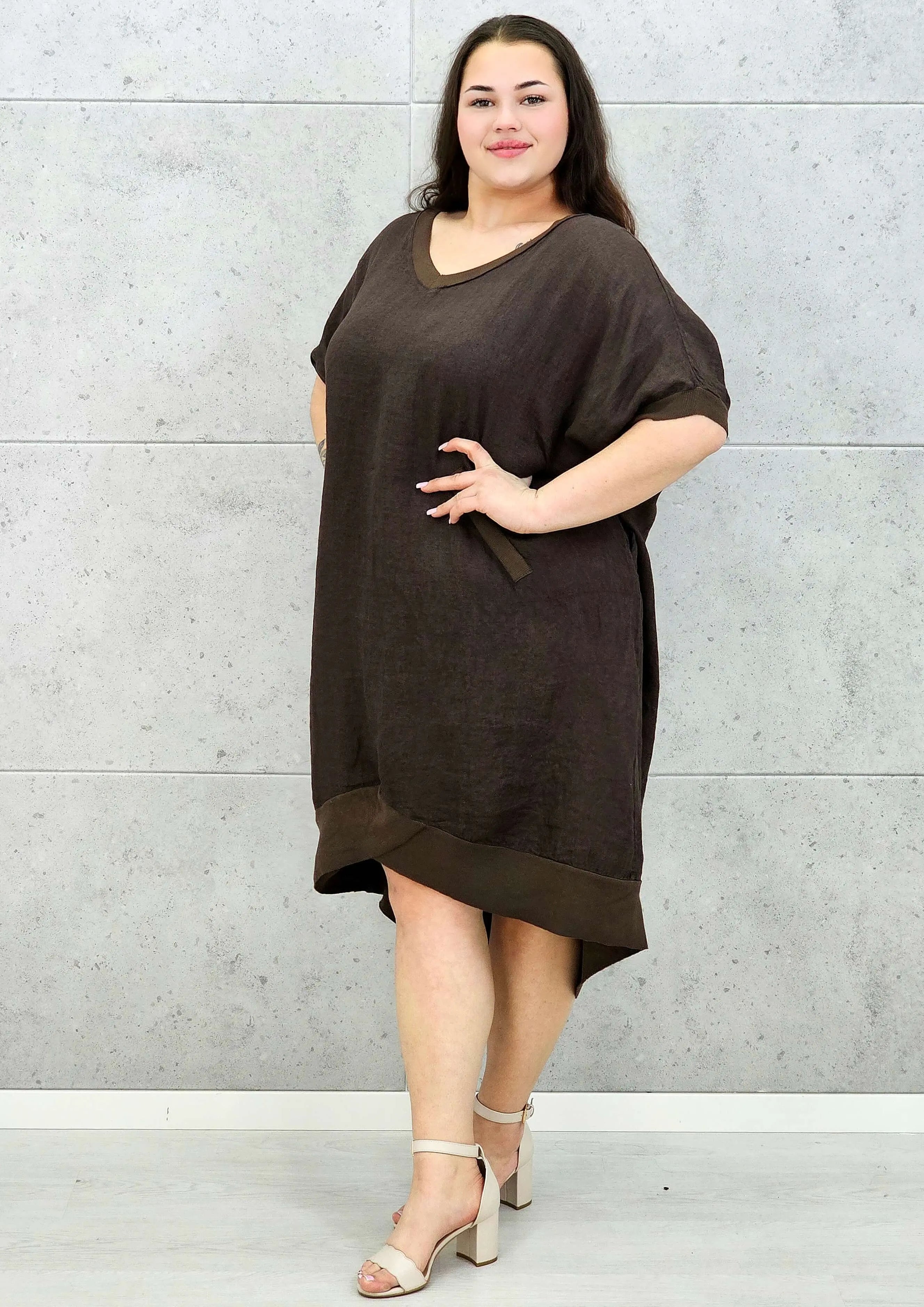 Lniana sukienka oversize midi z dekoltem V i kieszeniami Stylowa XL